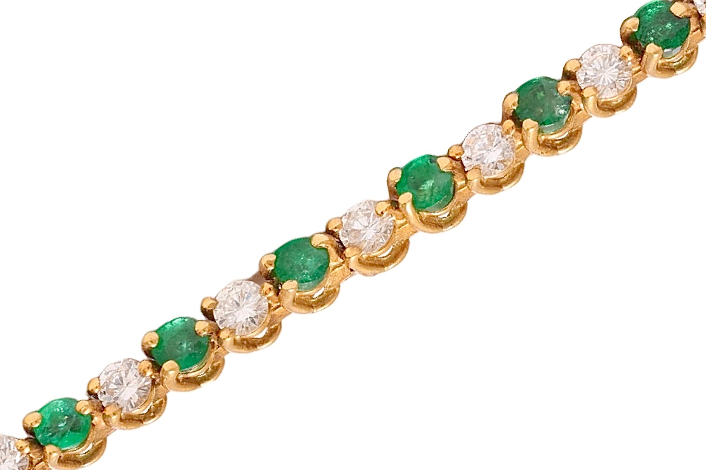 18 kt. Yellow Gold Tennis Bracelet with 1.68 Diamonds and 1.96 ct. Emeralds In New Condition For Sale In Antwerp, BE