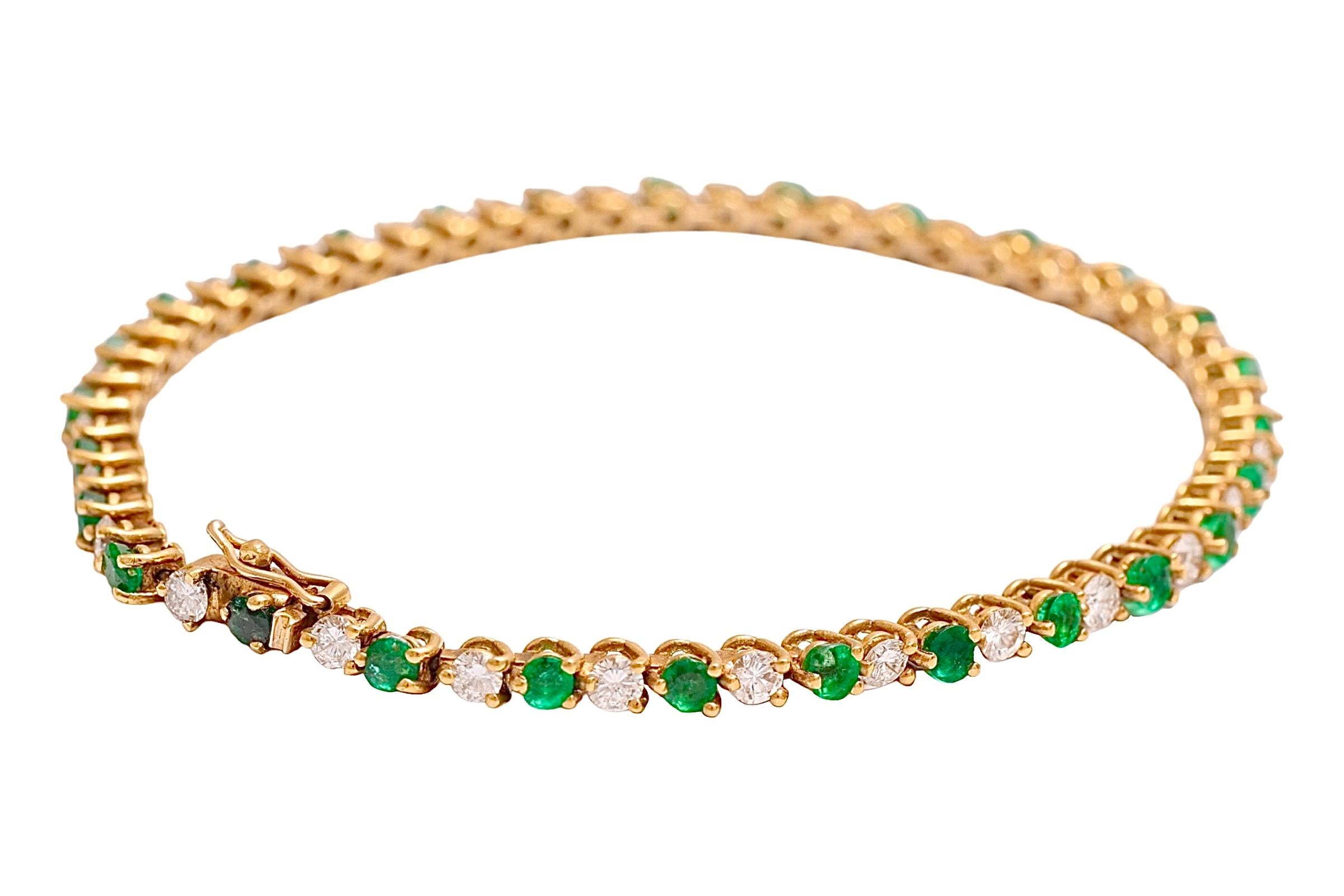18 kt. Yellow Gold Tennis Bracelet with 1.68 Diamonds and 1.96 ct. Emeralds For Sale 3
