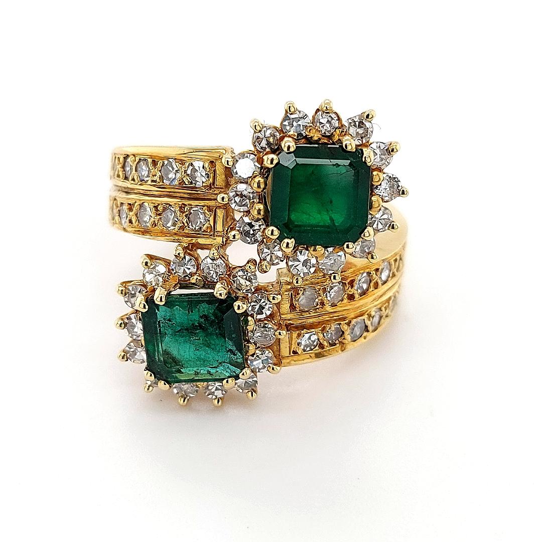 Round Cut 18 Karat Yellow Gold Toi et Moi Colombian Emeralds, Diamond Ring