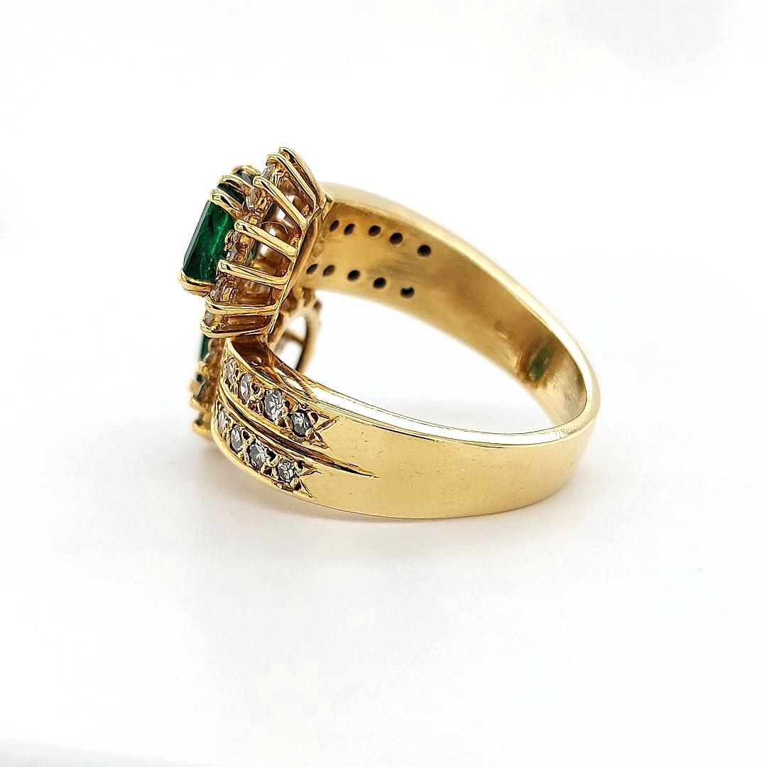 18 Karat Yellow Gold Toi et Moi Colombian Emeralds, Diamond Ring In Excellent Condition In Antwerp, BE