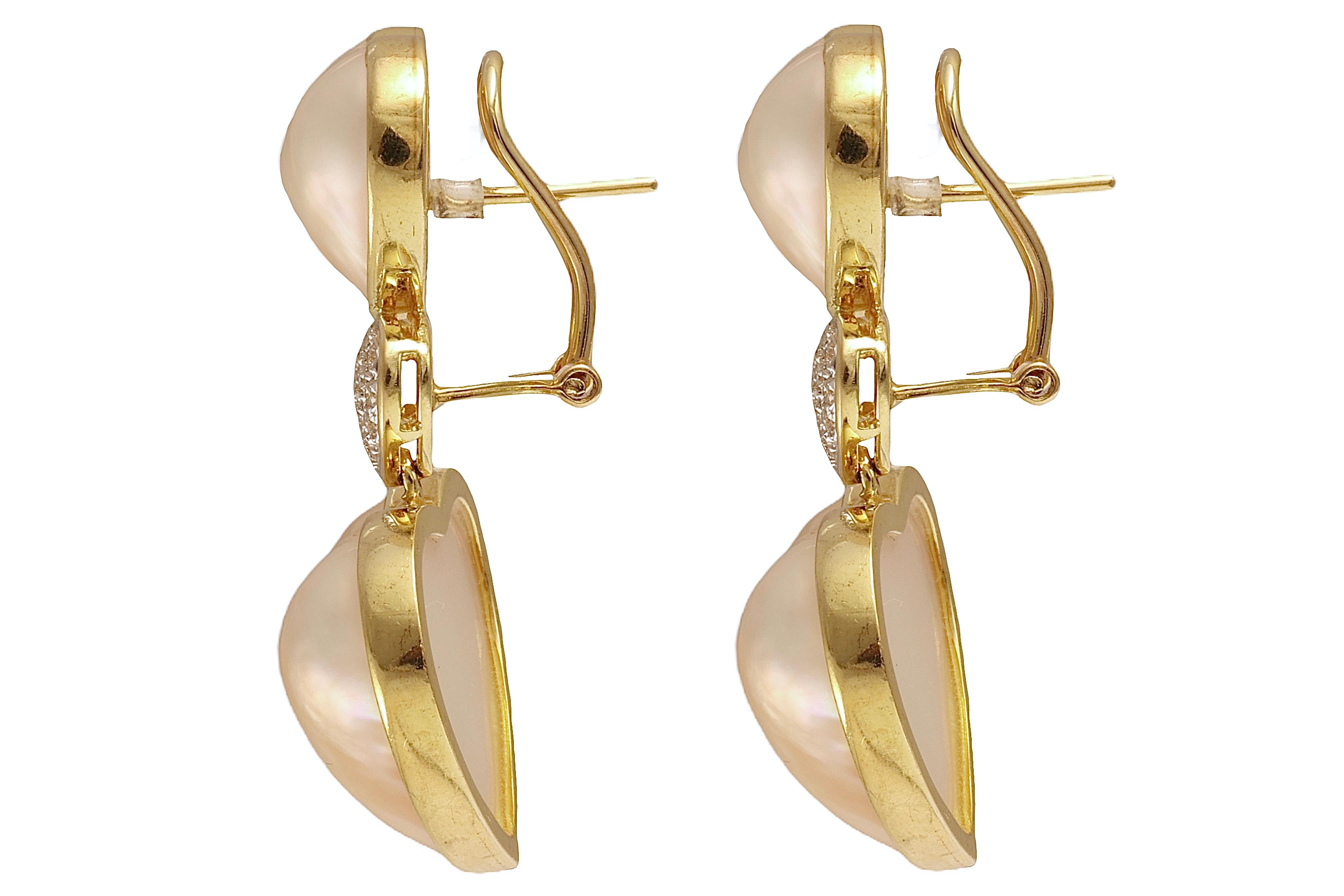Moderno 18 kt. Orecchino pendente a forma di cuore in oro giallo con perle Mabe e diamante in vendita