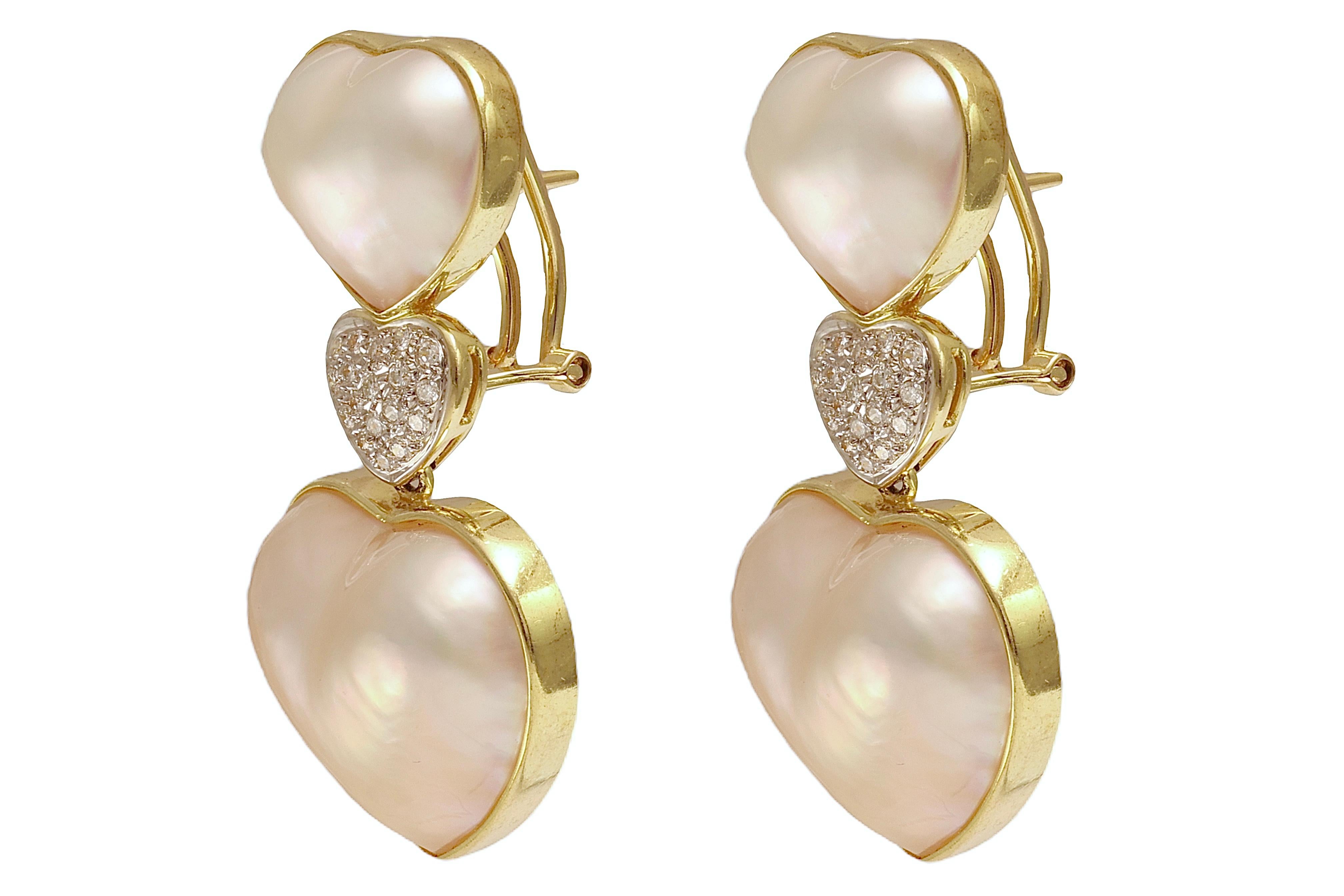 18 kt. Orecchino pendente a forma di cuore in oro giallo con perle Mabe e diamante In condizioni Nuovo in vendita a Antwerp, BE