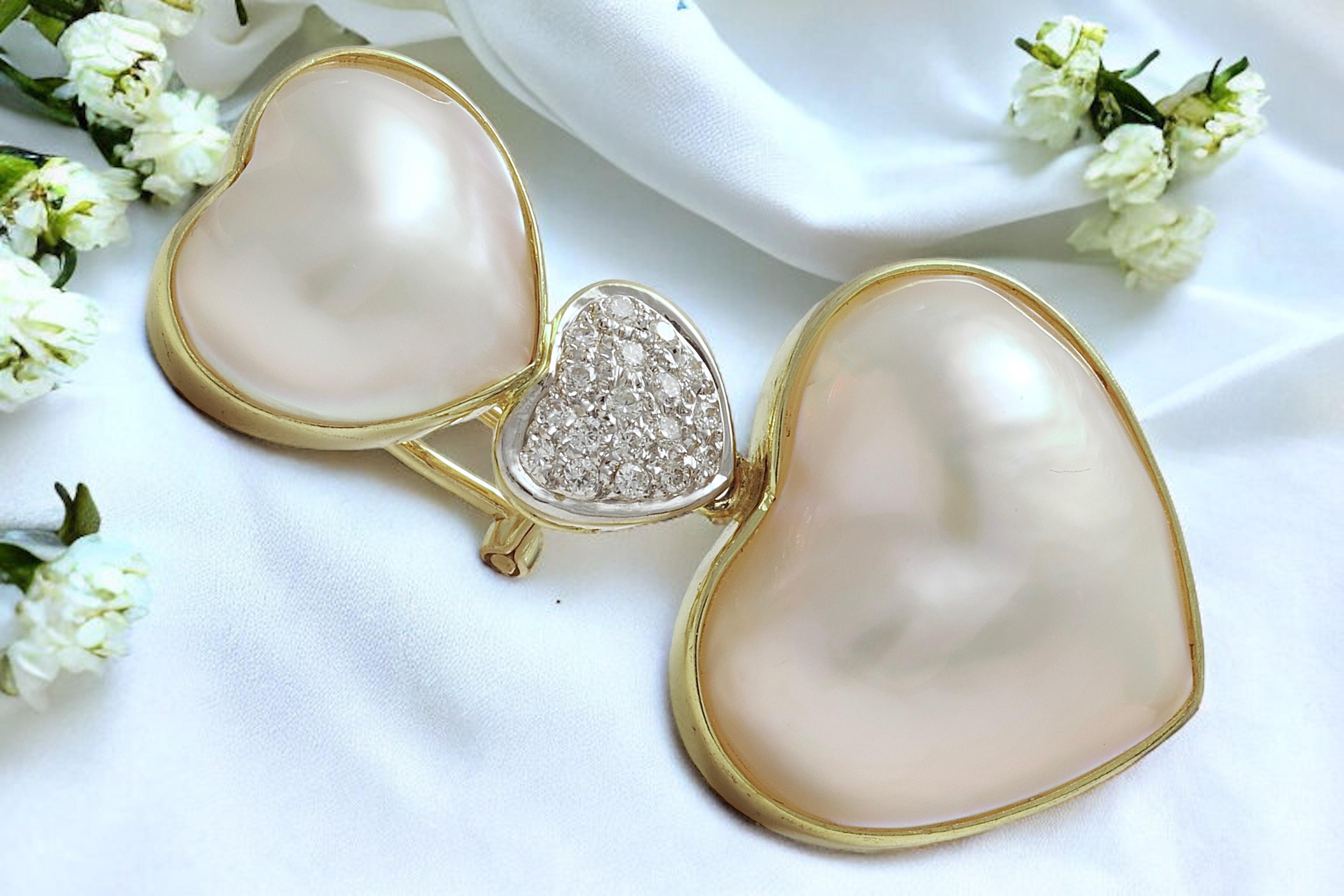 18 kt. Orecchino pendente a forma di cuore in oro giallo con perle Mabe e diamante in vendita 3