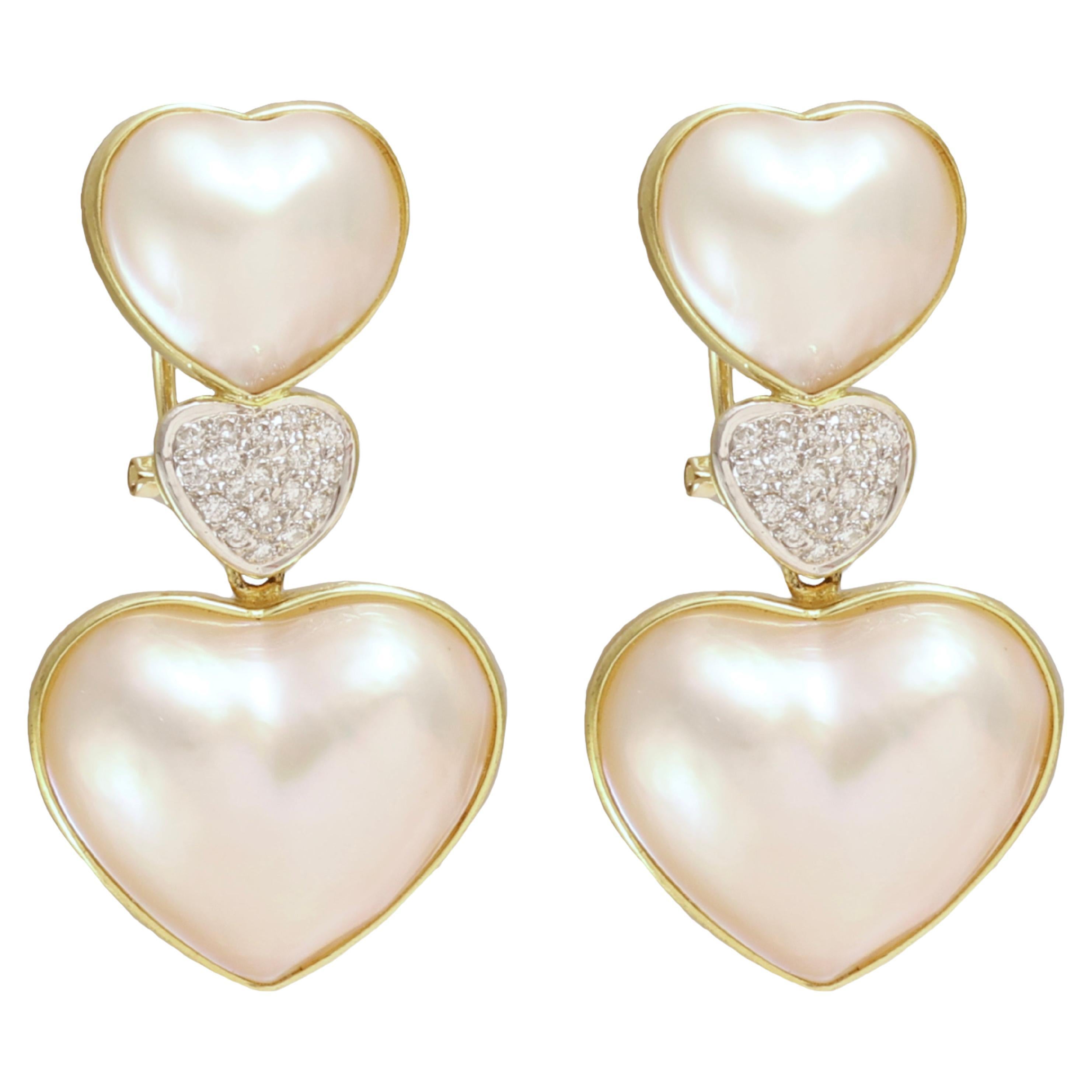 18 kt. Pendants d'oreilles en or jaune en forme de cœur avec perles Mabé et diamants
