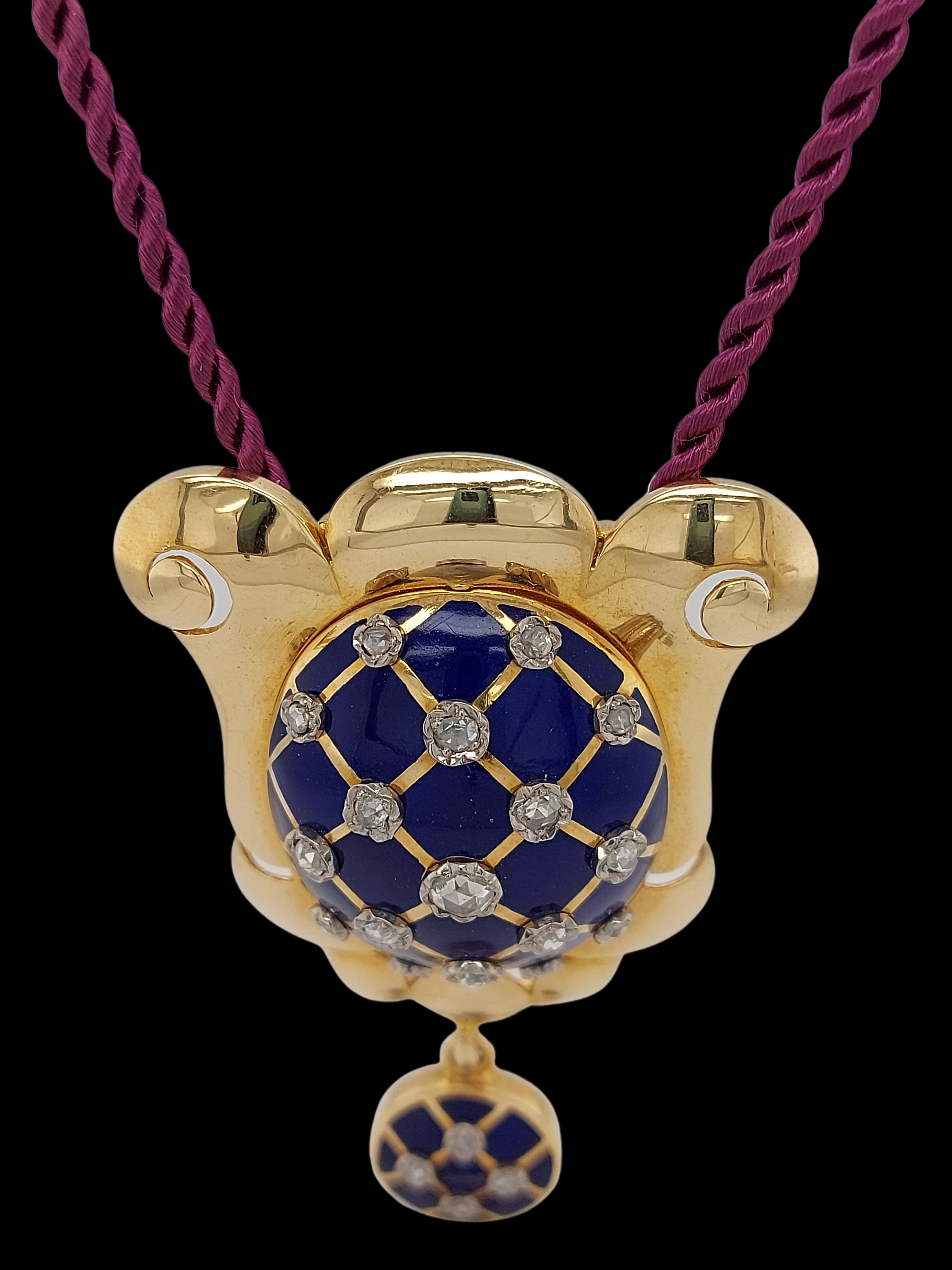 18 Karat Yellow Gold Turtle Pendant with Deep Blue Enamel and Rose Cut Diamonds In Excellent Condition In Antwerp, BE