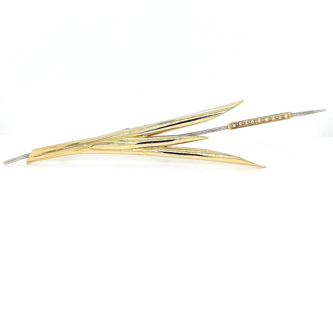 18kt yellow gold wheat brooch with diamonds 

Unique and very fine hand crafted 18 kt solid gold brooch with diamonds making the finishing touch of every outfit.

Diamonds: 9 brilliant cut diamonds, together 0.20 carat.

Material: 18 kt yellow