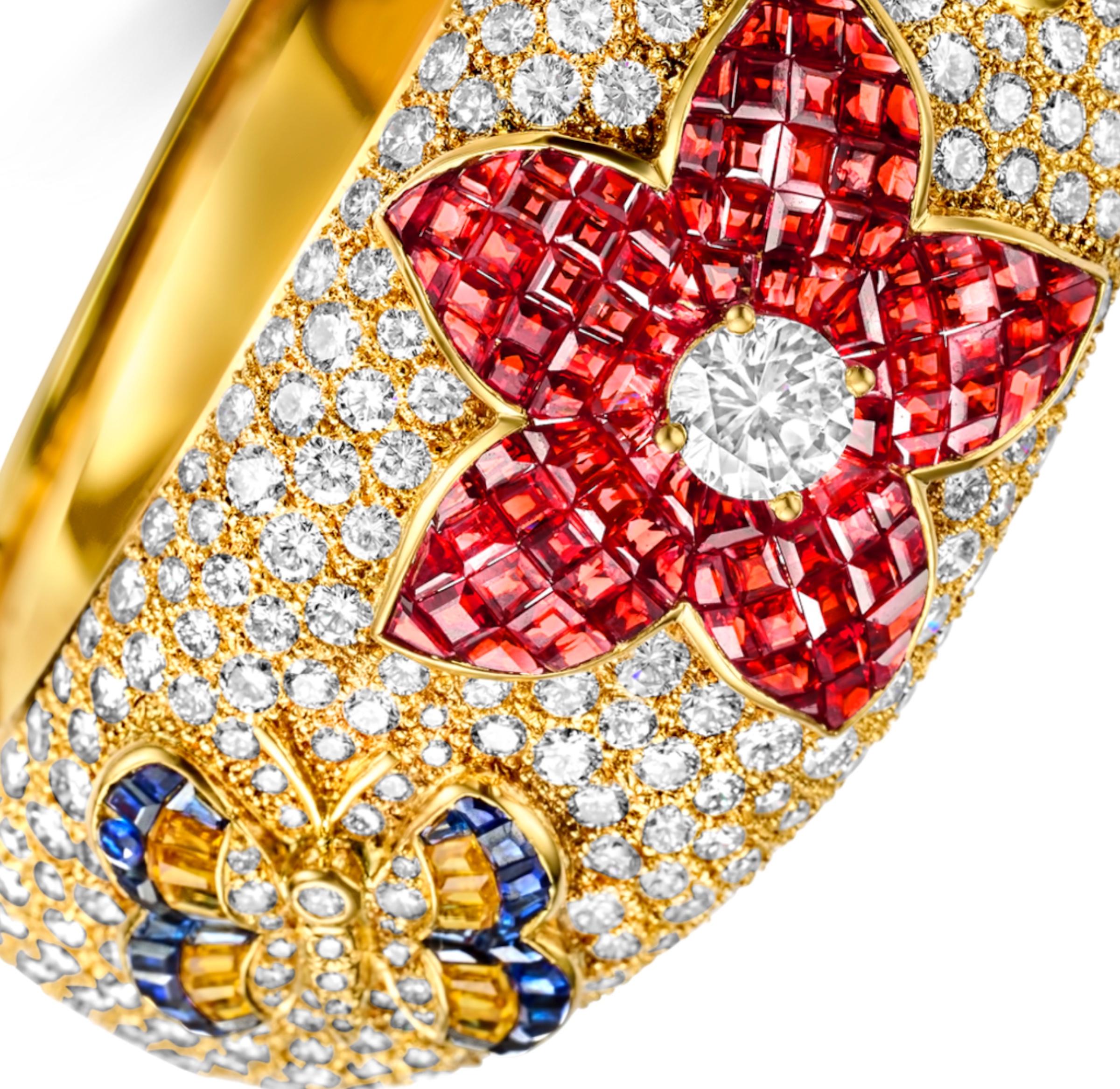 18 kt. Yellow Gold Wide Bangle Bracelet With Diamonds, Rubies, Sapphires In Excellent Condition For Sale In Antwerp, BE