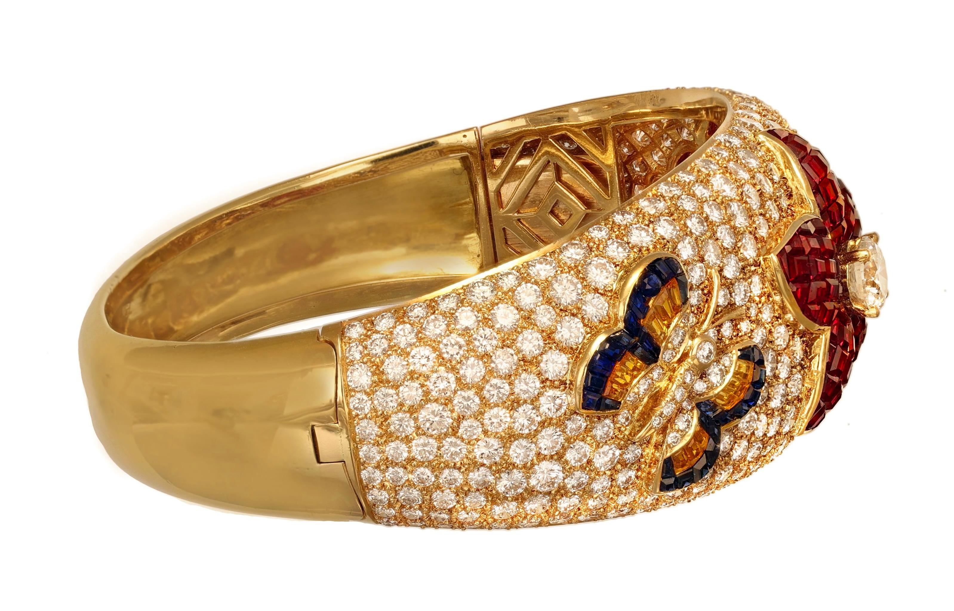 18 kt. Bracelet jonc large en or jaune avec diamants, rubis et saphirs en vente 2