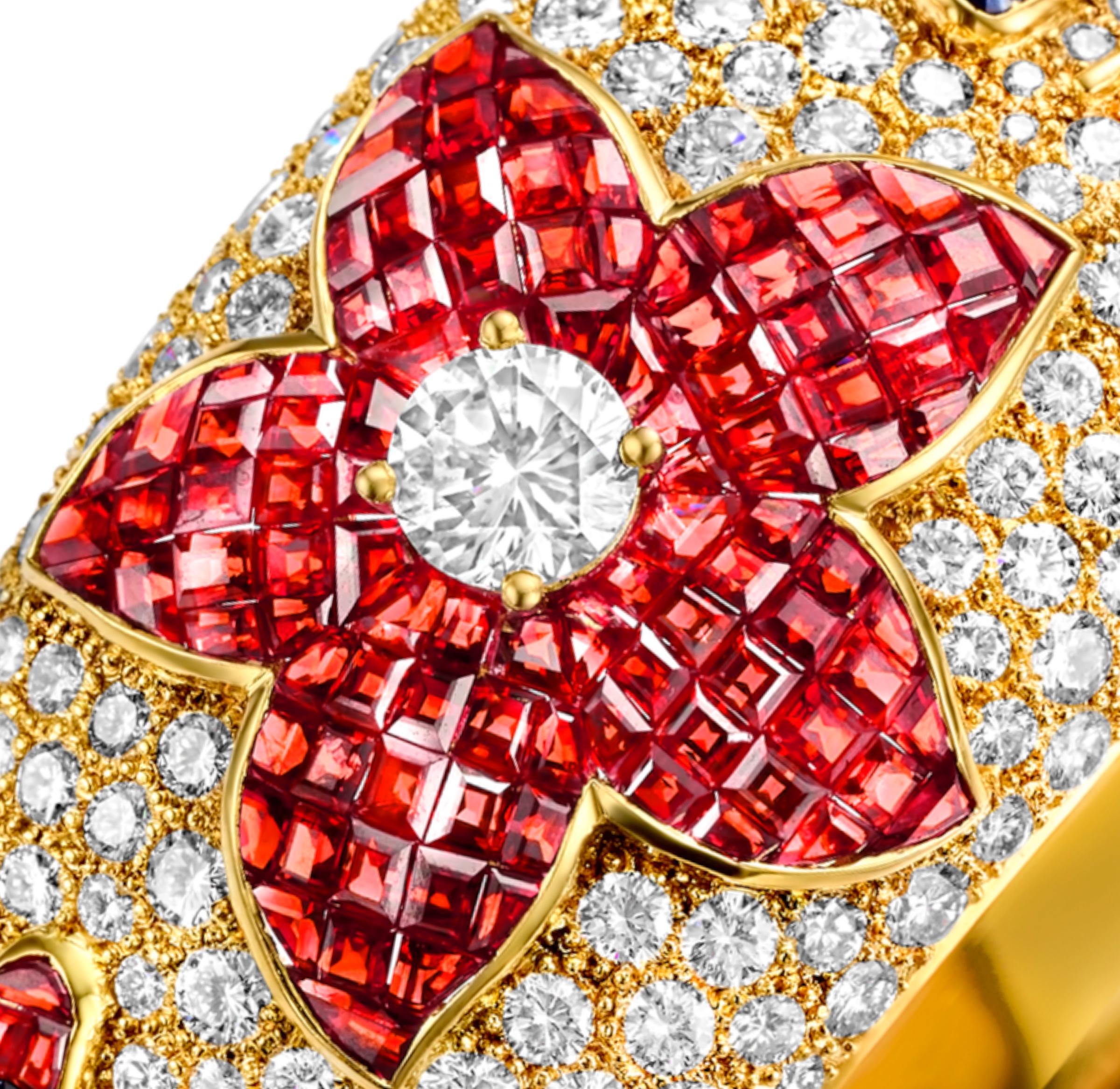 Taille brillant 18 kt. Bracelet jonc large en or jaune avec diamants, rubis et saphirs en vente