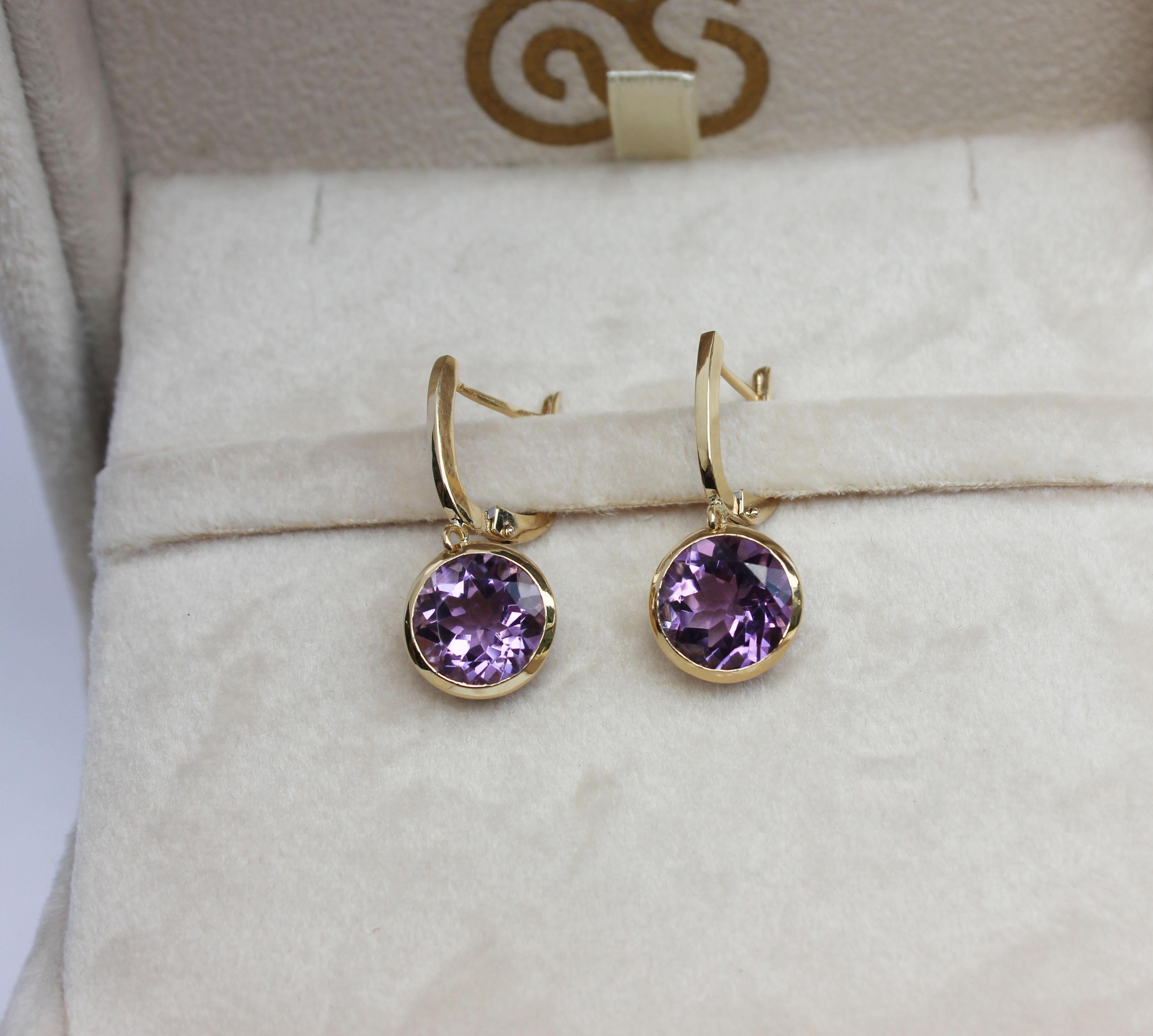 18 Kt Yellow Gold With Amethyst Modern Made in Italy Fashion Earrings For Sale 3