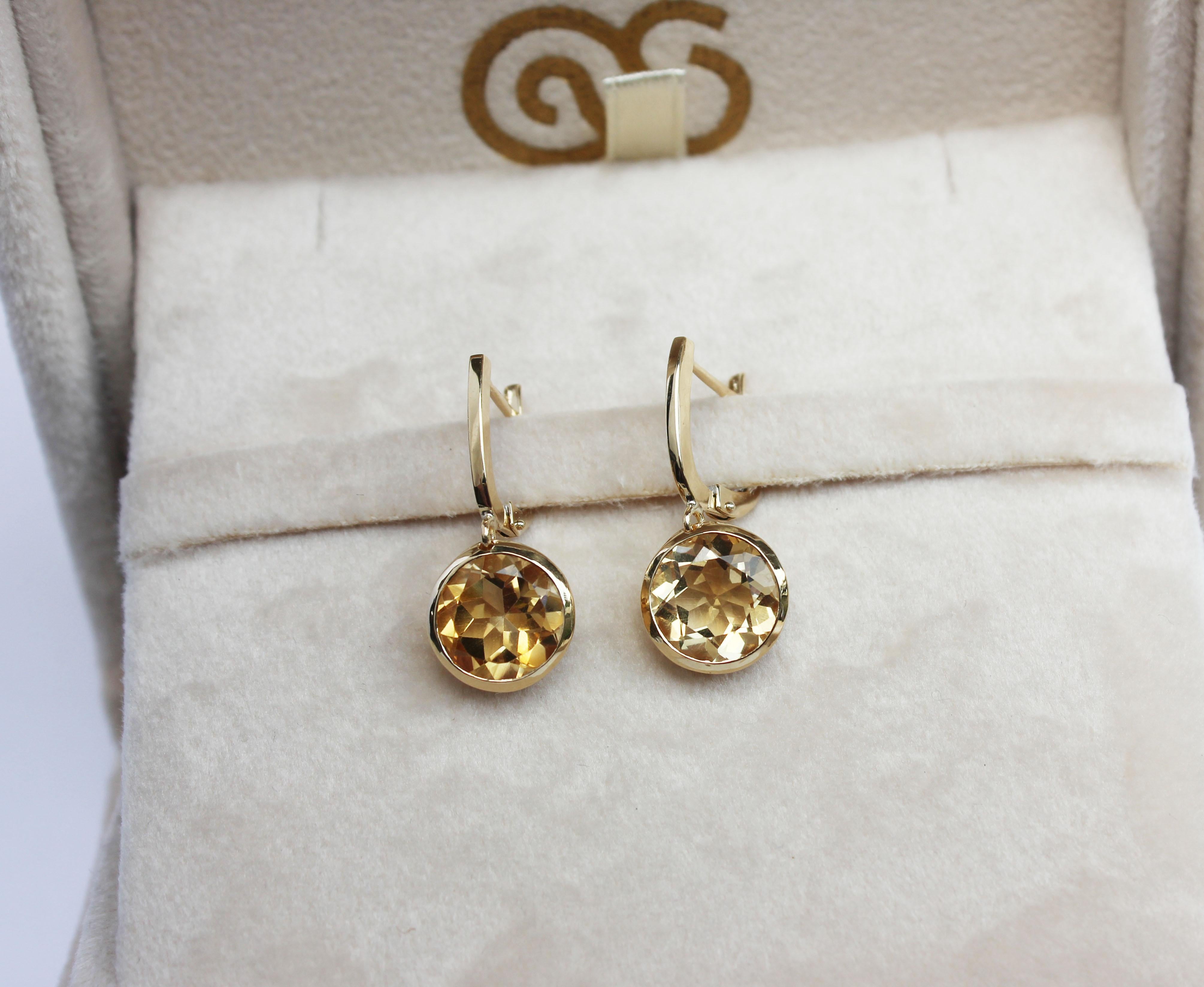 18 Kt Yellow Gold With Citrine Modern Made in Italy Fashion Earrings For Sale 3