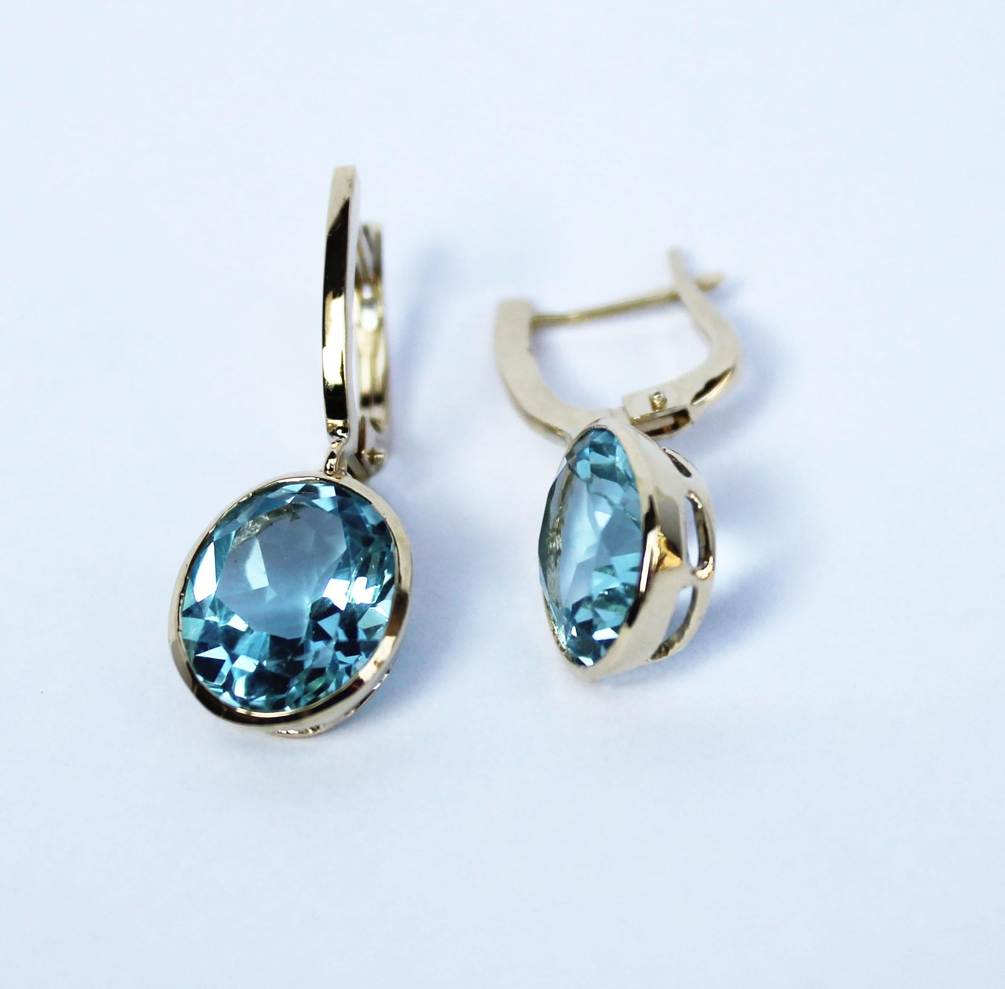 Oval Cut 18 Kt Yellow Gold With Light Blue Topaz Modern Made in Italy Fashion Earrings For Sale