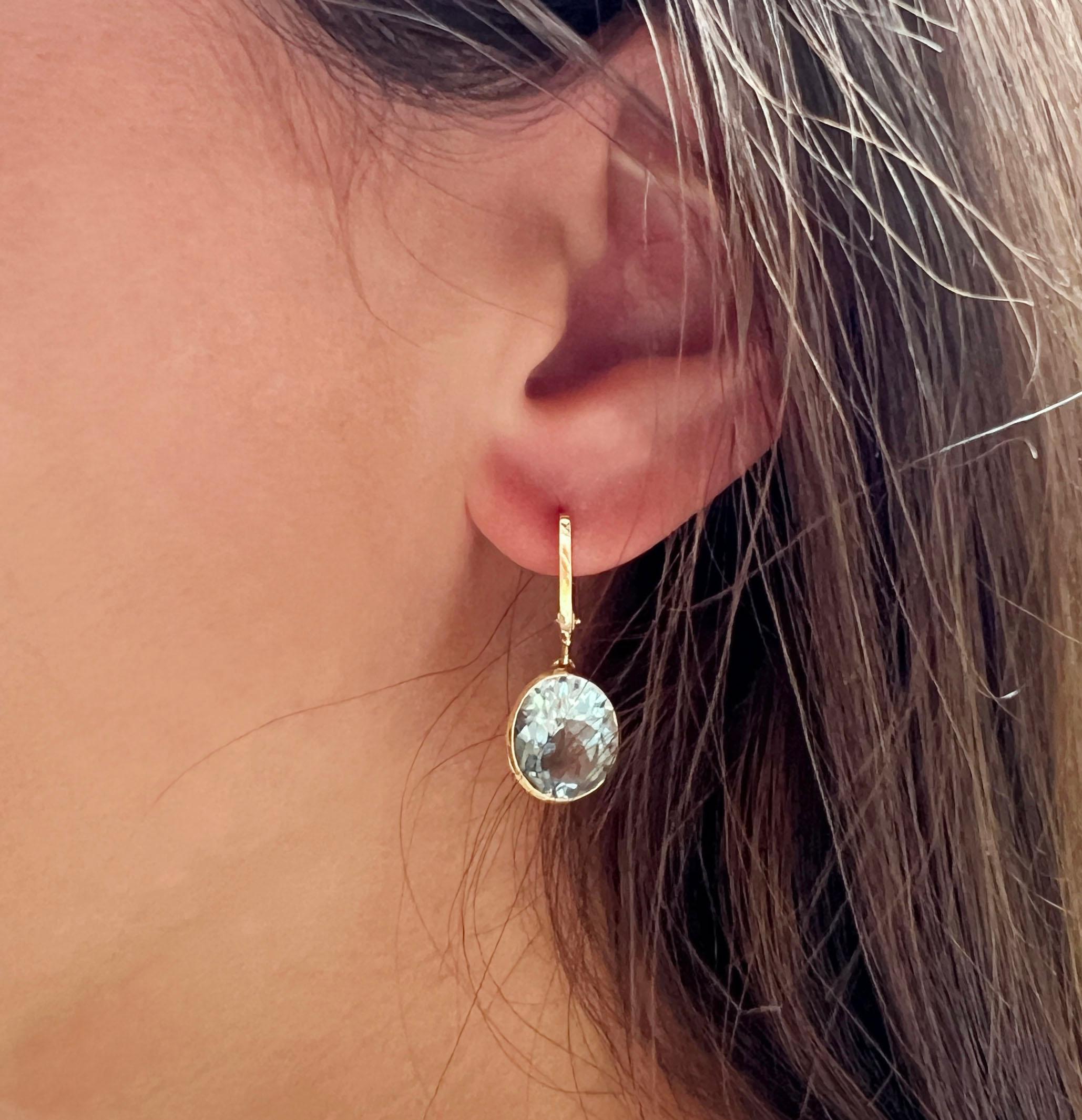 18 Kt Yellow Gold With Light Blue Topaz Modern Made in Italy Fashion Earrings In New Condition For Sale In GALLARATE, IT
