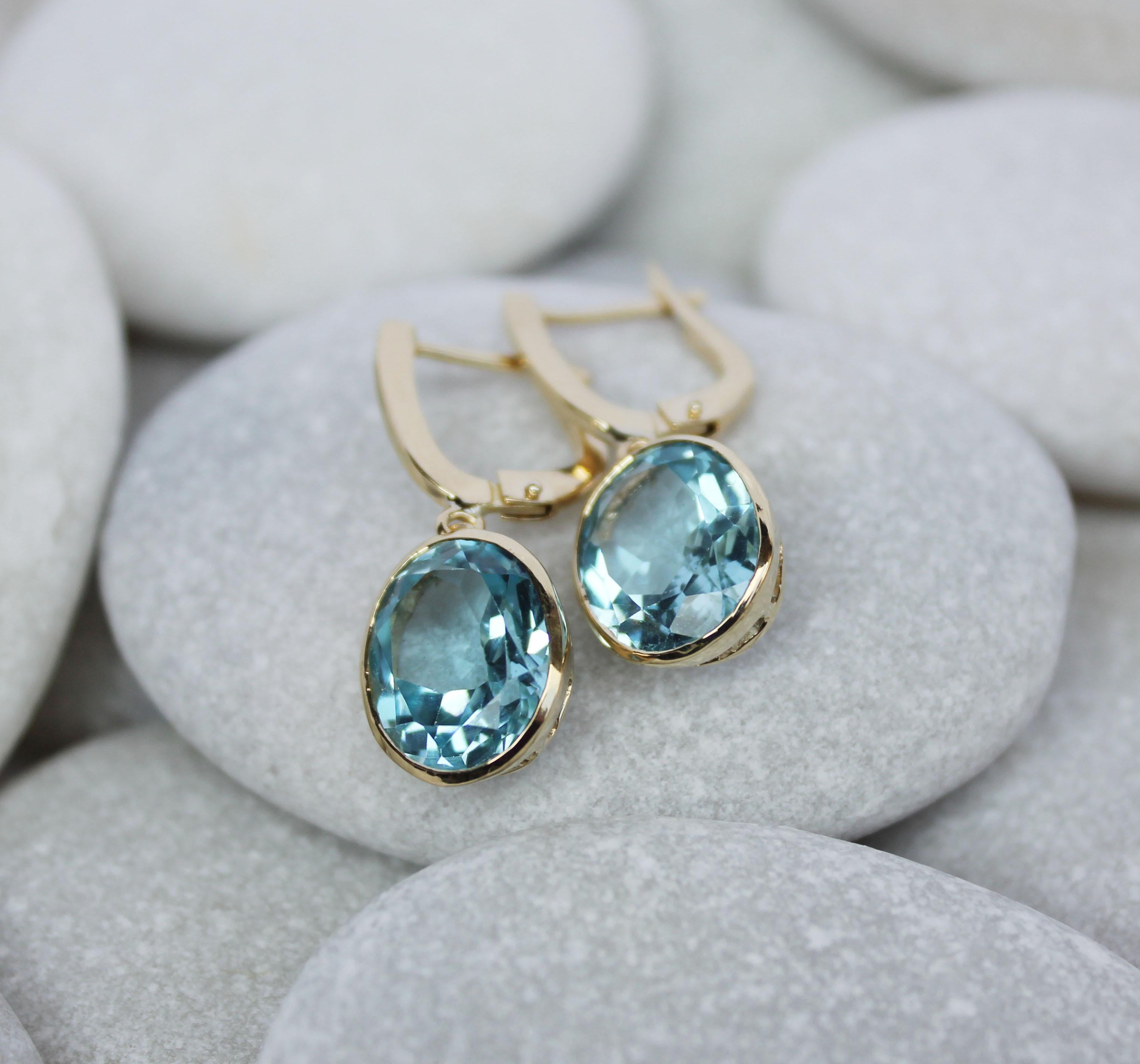 18 Kt Yellow Gold With Light Blue Topaz Modern Made in Italy Fashion Earrings For Sale 1