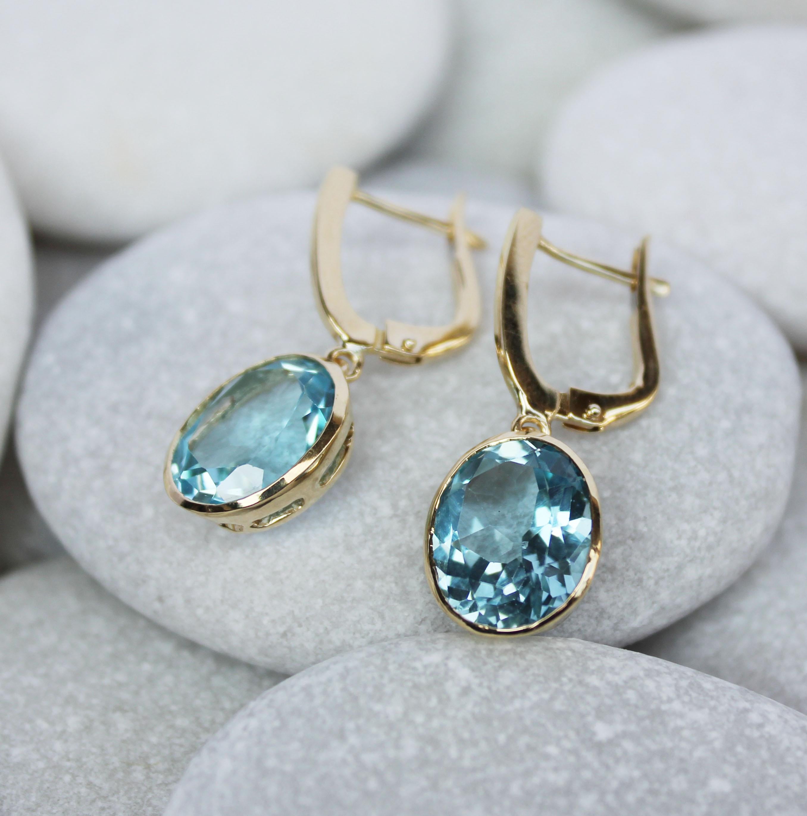 18 Kt Yellow Gold With Light Blue Topaz Modern Made in Italy Fashion Earrings For Sale 2