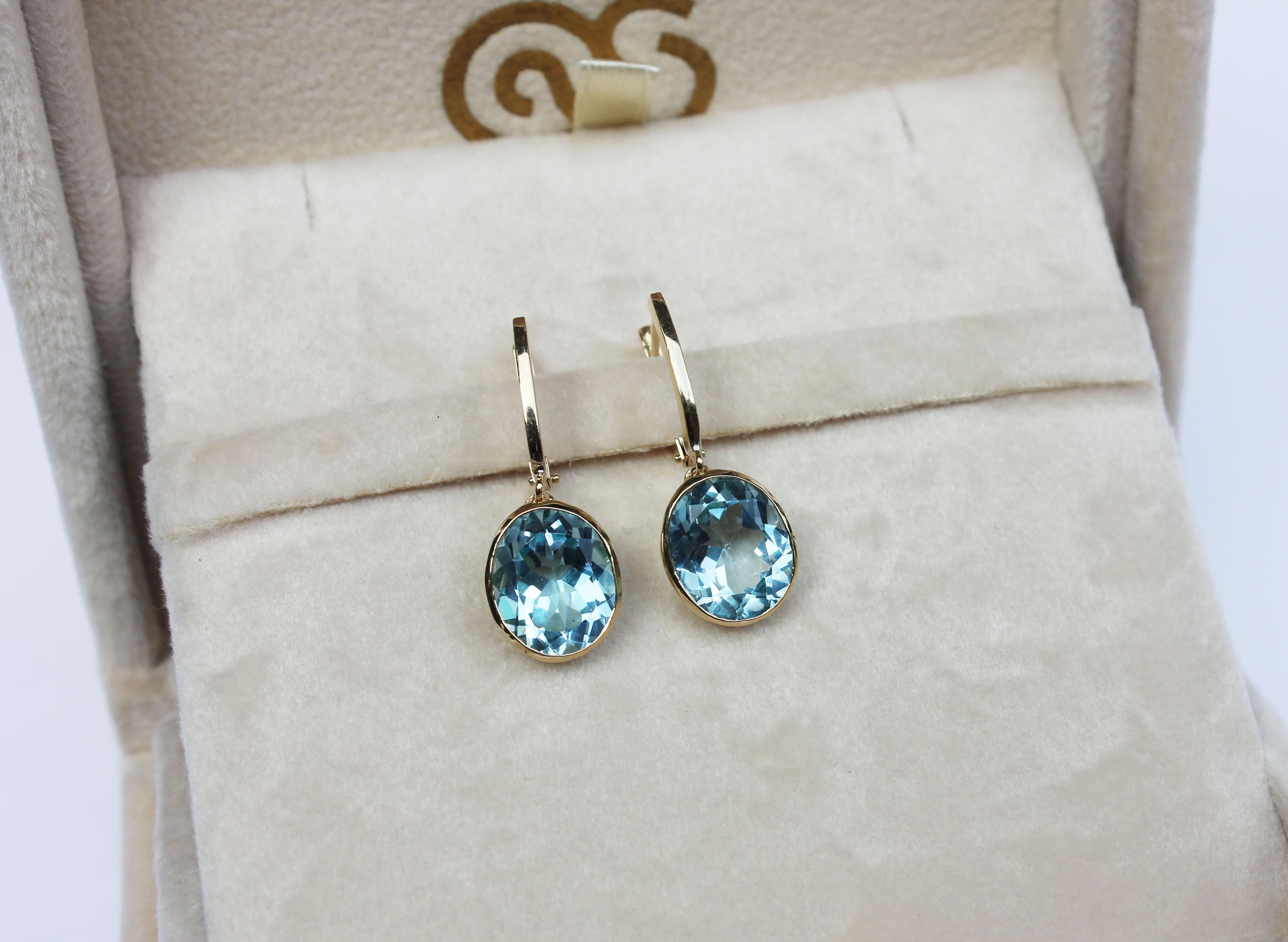 18 Kt Yellow Gold With Light Blue Topaz Modern Made in Italy Fashion Earrings For Sale 3