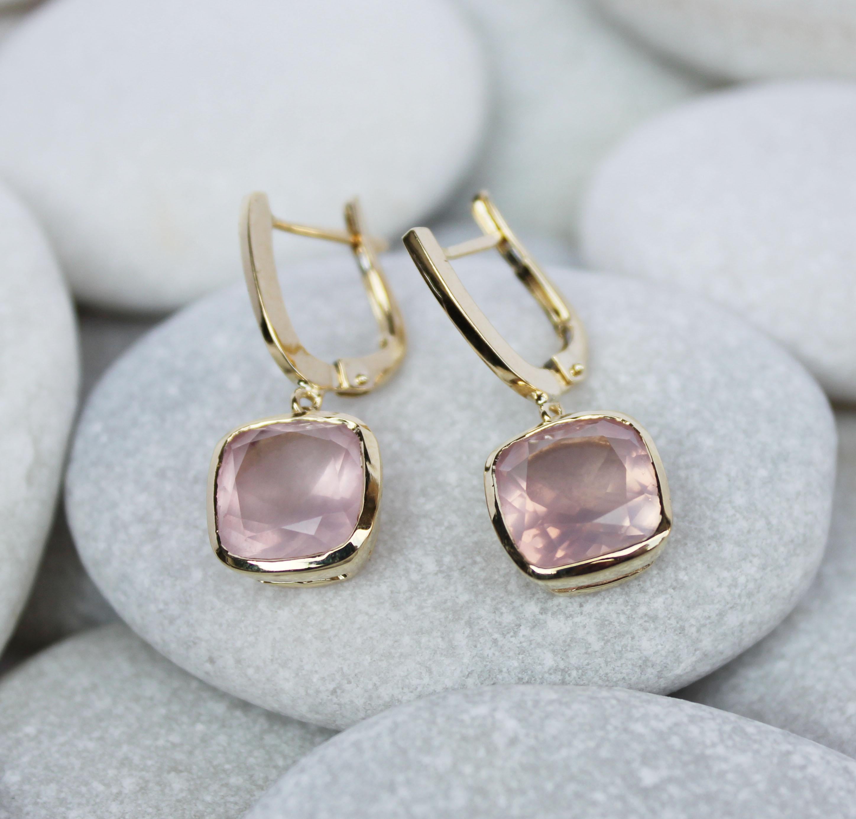 18 Kt Yellow Gold With Pink Quartz Modern Made in Italy Fashion Earrings For Sale 1