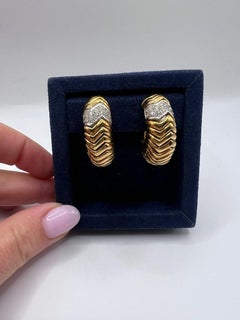 18-kt Yellow Gold with Round Pavé Diamonds Earrings