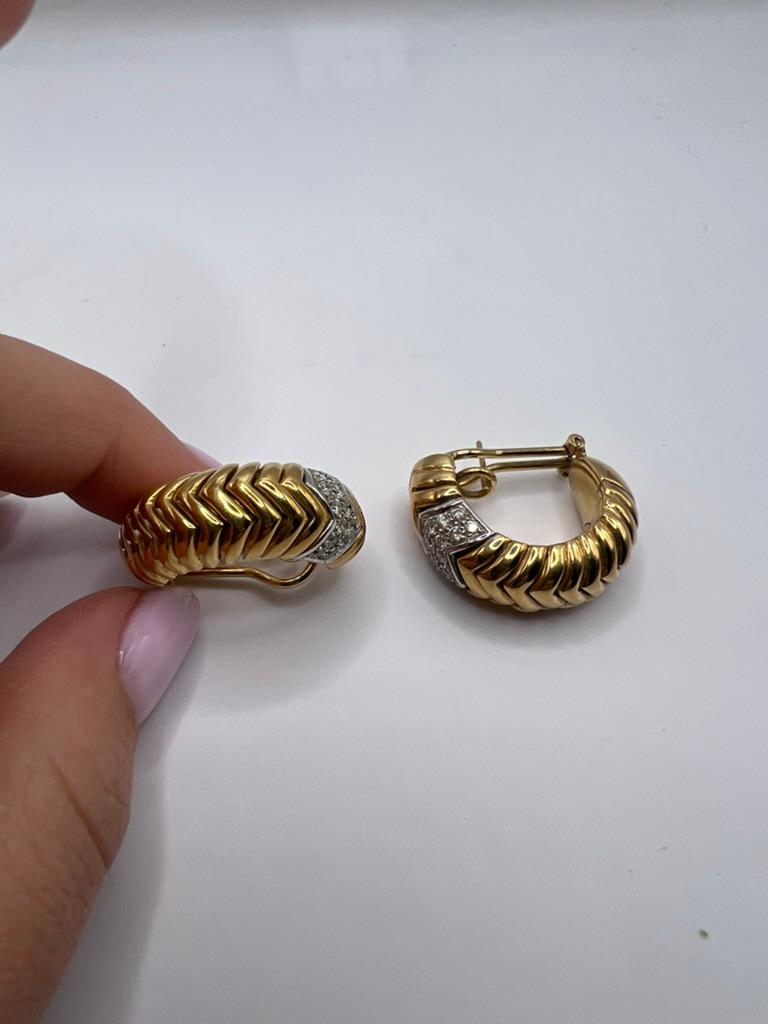 18-kt Yellow Gold with Round Pavé Diamonds Earrings In Excellent Condition For Sale In New York, NY