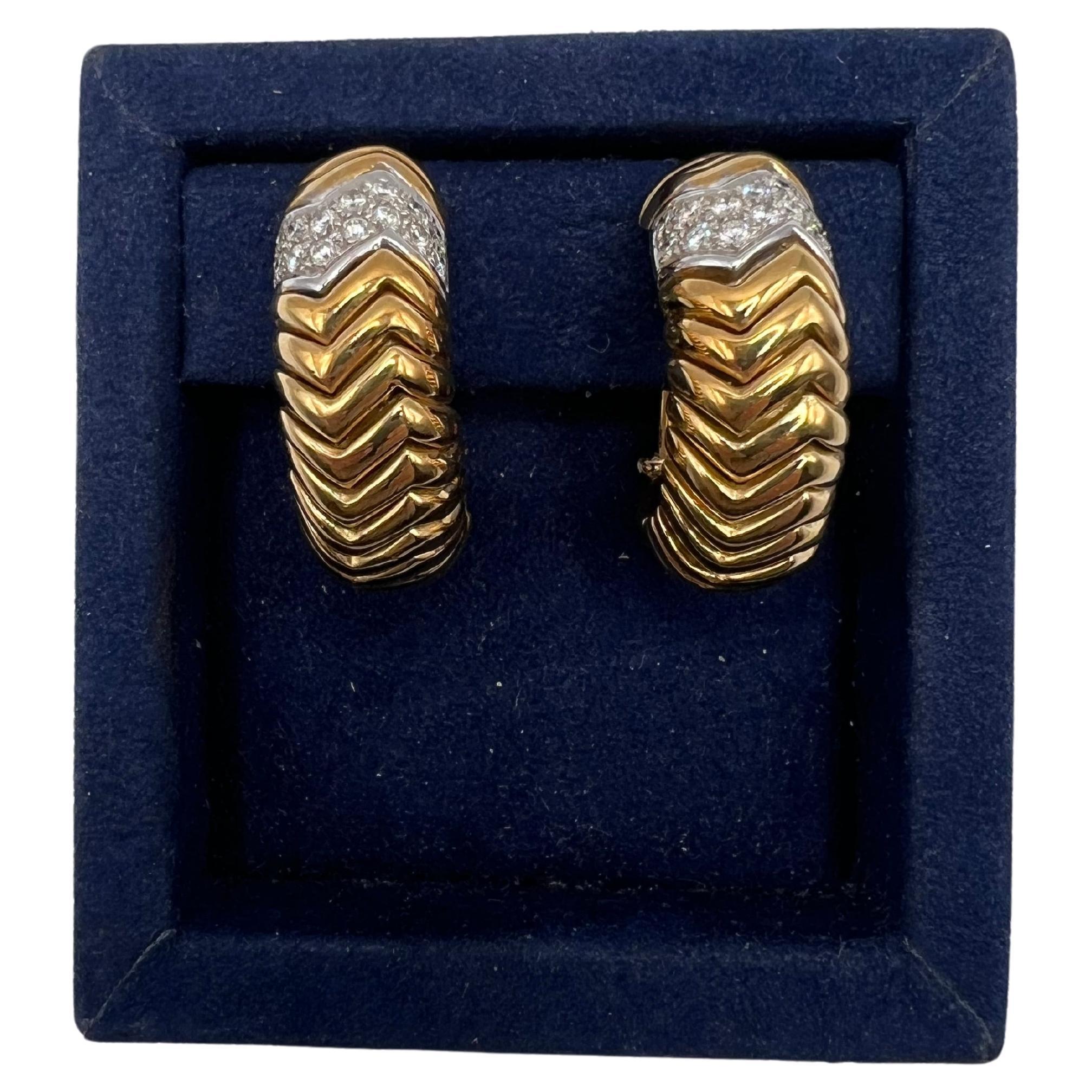18-kt Yellow Gold with Round Pavé Diamonds Earrings