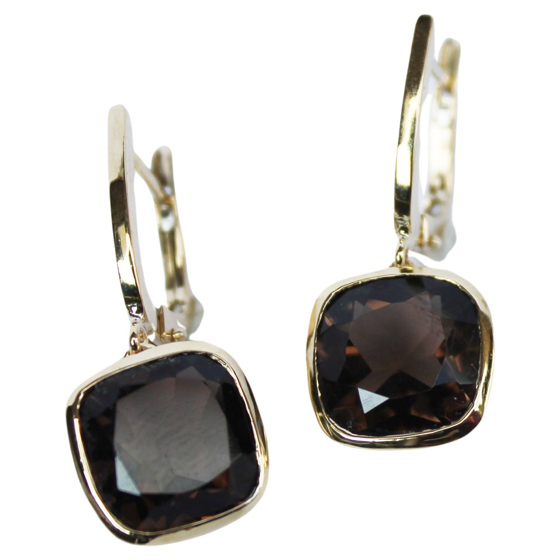 Earrings in yellow gold 18 Karat with smoke Quartz (square cut, size: 10 mm)

All Stanoppi Jewelry is new and has never been previously owned or worn. Each item will arrive at your door beautifully gift wrapped in Stanoppi boxes, put inside an