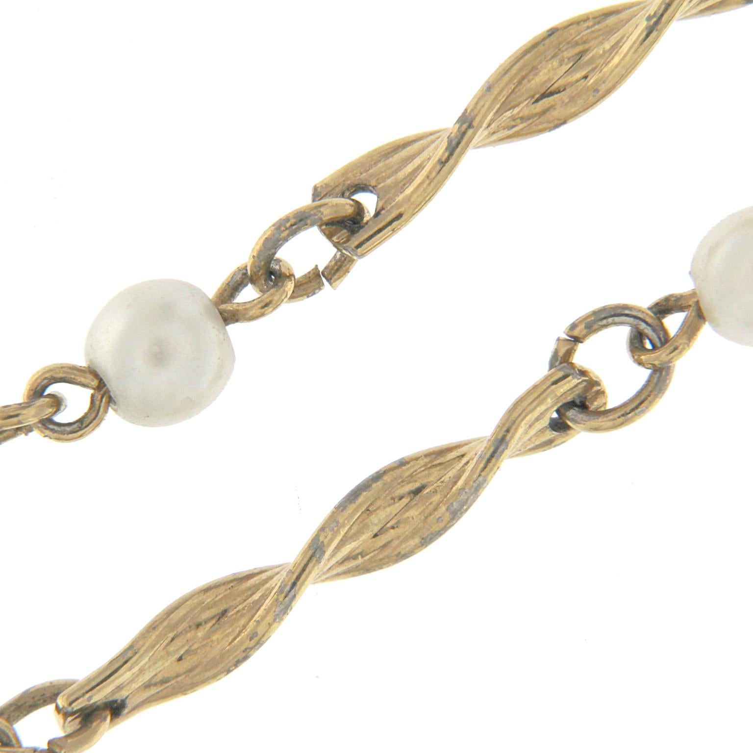 18 kt yellow plated chain with white pearls
The total weight of the gold is not exactly known



