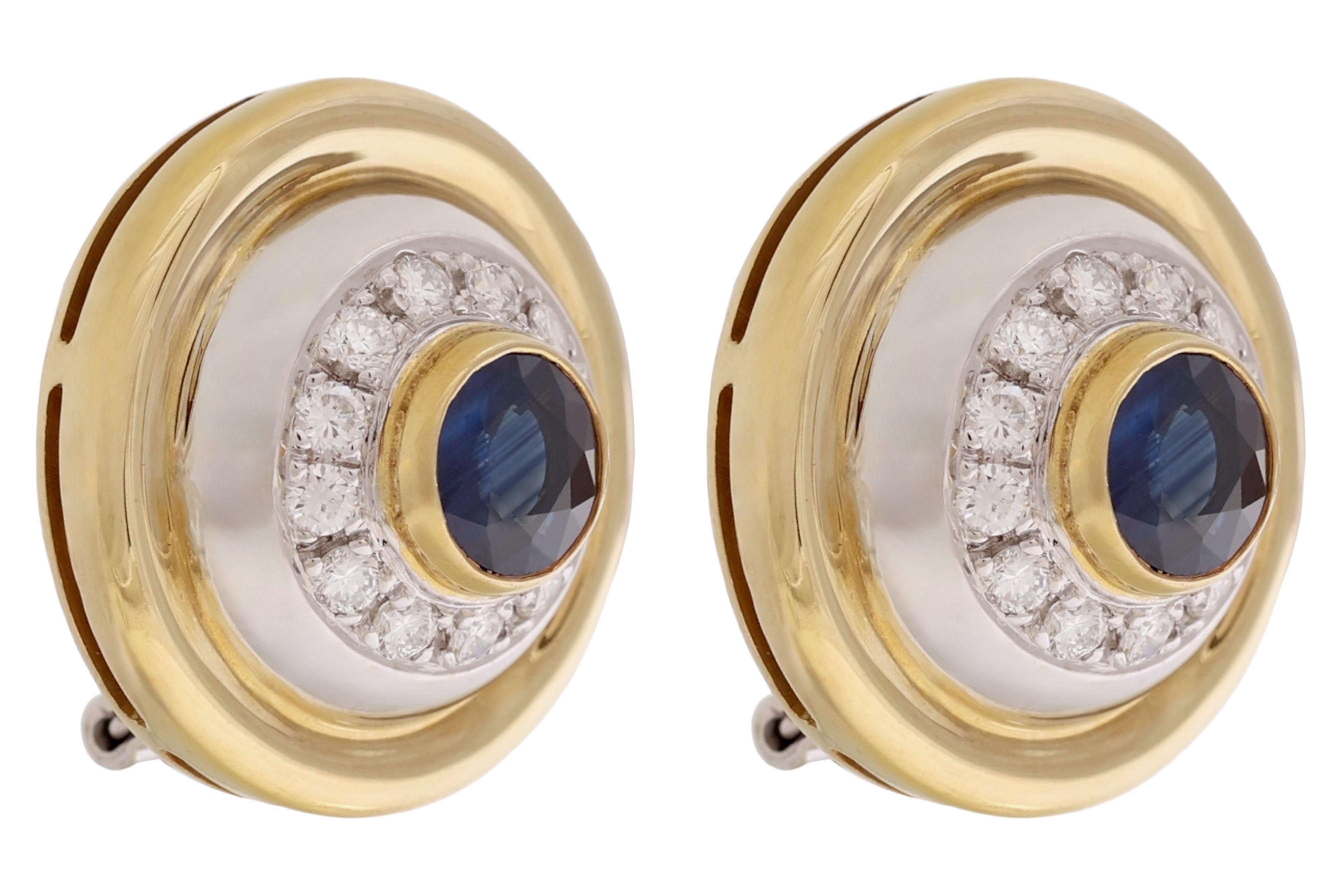 ORECCHINI D'ORO BICOLORE CON DIAMANTI E ZAFFIRO

MATERIALE: Oro bianco e giallo 18 kt

DIMENSIONE: 21 mm

PESO: 18,5 grammi / 11,9 dwt / 0,655 oz

DIAMANTI: diamanti taglio brillante, complessivamente ca. 0.96 carati