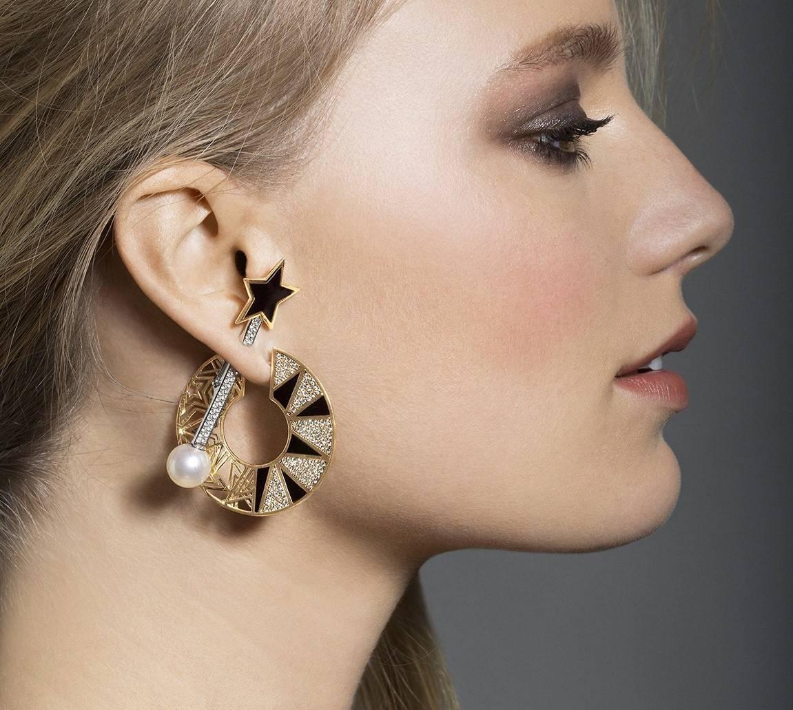 Stella piercing earring, made in 18k yellow and white gold with a black enamel star, white pearl and 0,31 carats of white diamonds. 

SOLD BY ONE 

Made in Italy