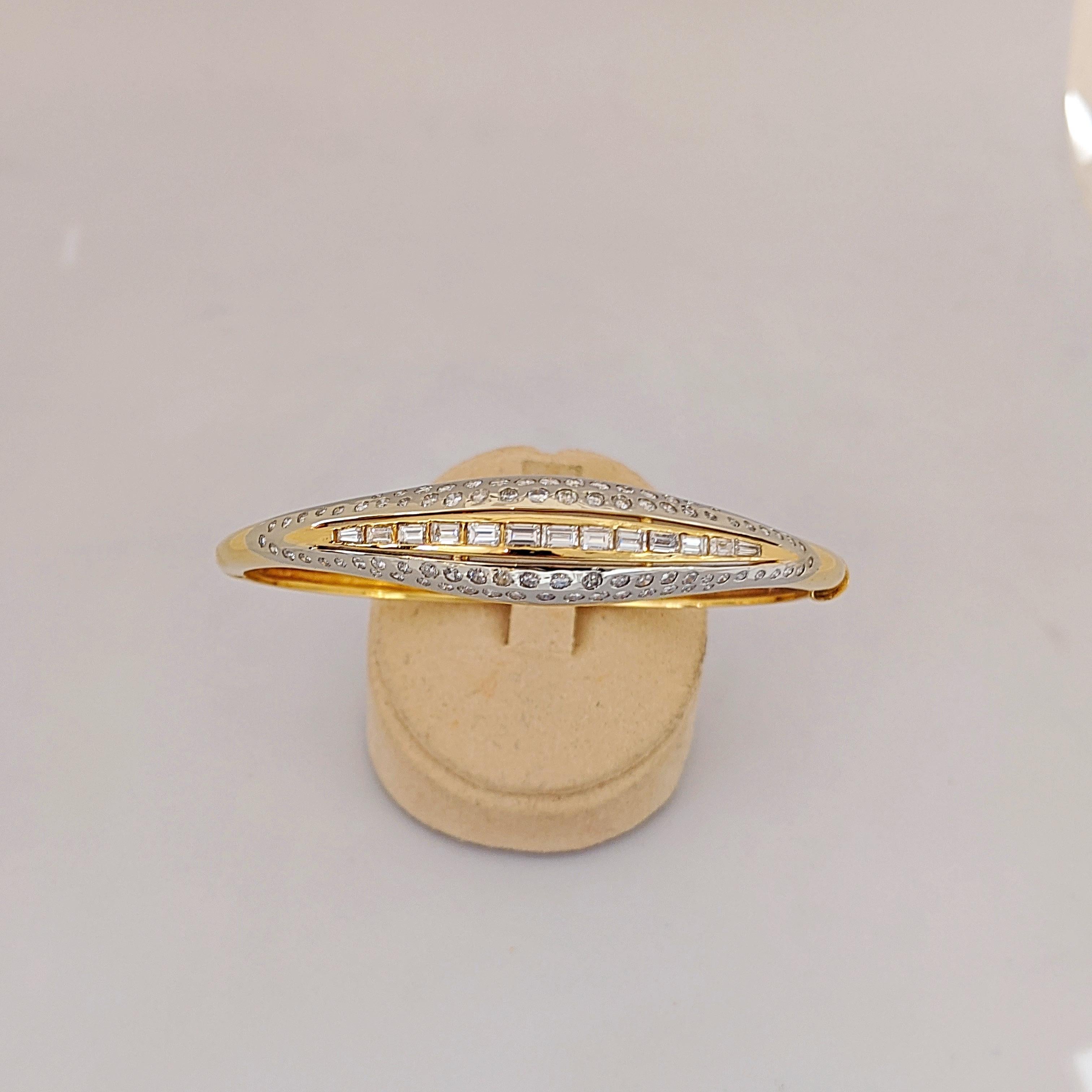 Bracelet jonc 18 KT YG/WG avec diamants ronds et baguettes de 3,40 carats en vente 1