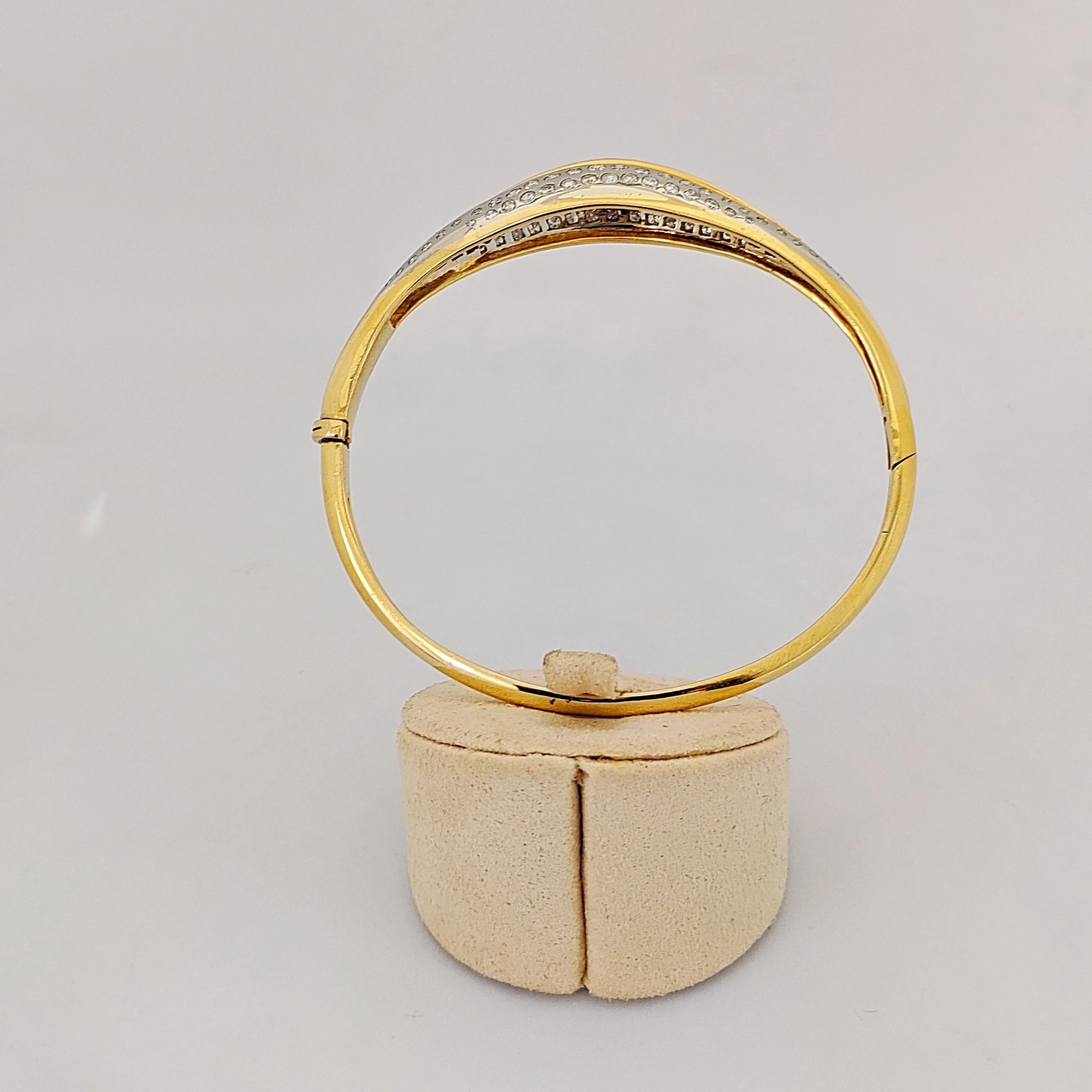 Bracelet jonc 18 KT YG/WG avec diamants ronds et baguettes de 3,40 carats en vente 3
