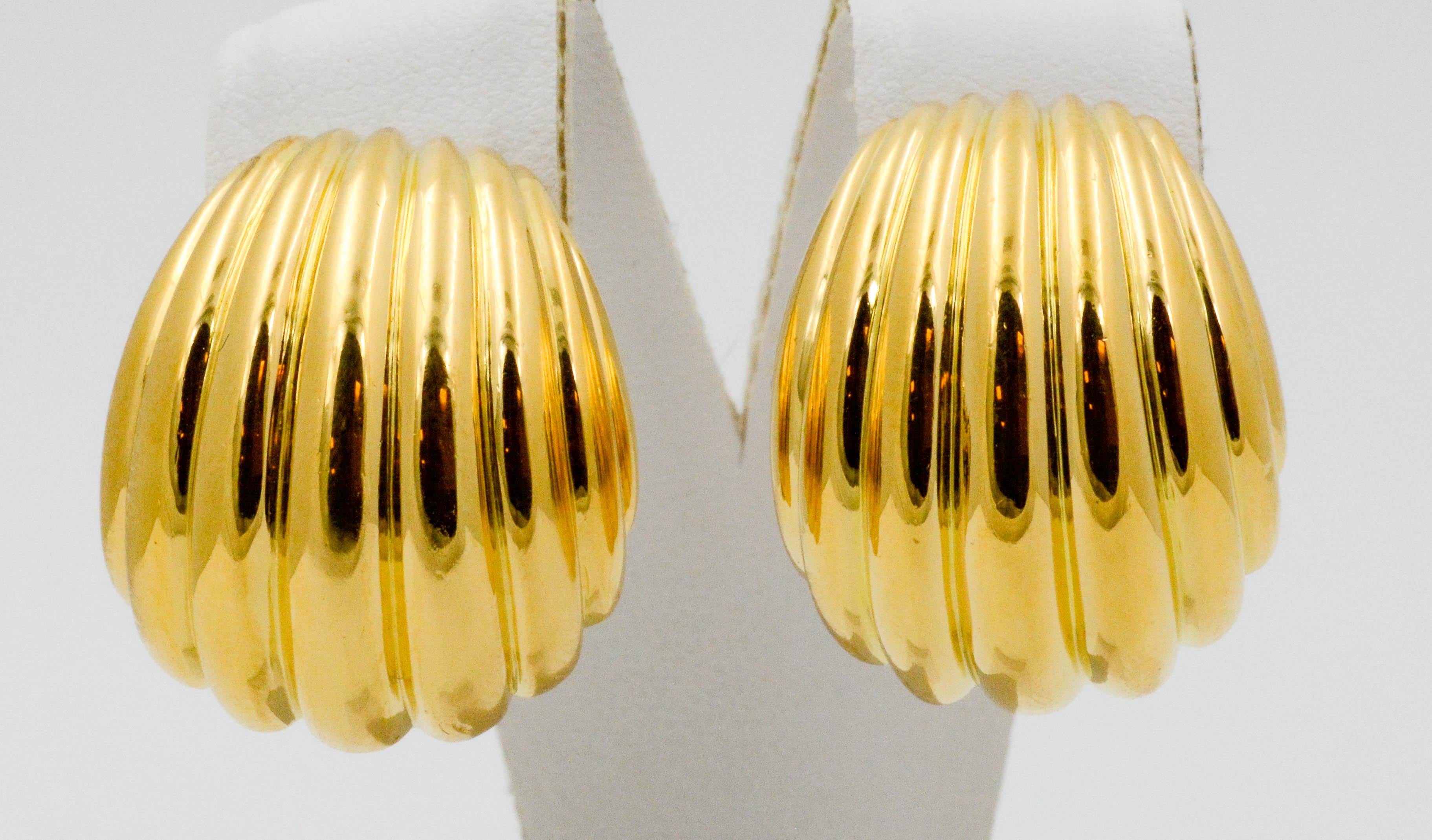18 Karat Yellow Gold High polish Clam Shell Clip-on earrings in excellent condition. 26.1 grams. Circa 1980's. 