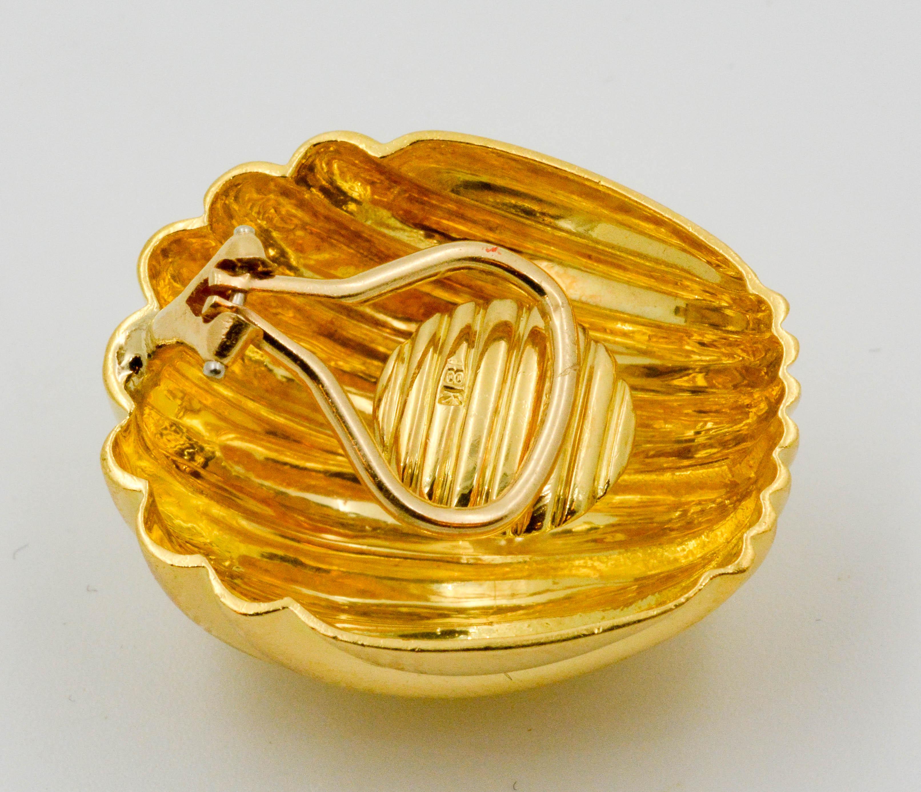Modern 18 Karat Yellow Gold Clam Shell Clip-On Earrings