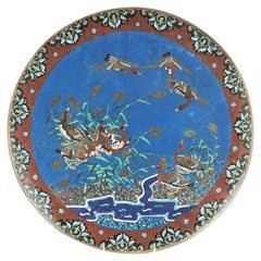 18" Großer japanischer Meiji-Cloisonné-Emaille-Plattenteller mit fliegender Gänseblümchen