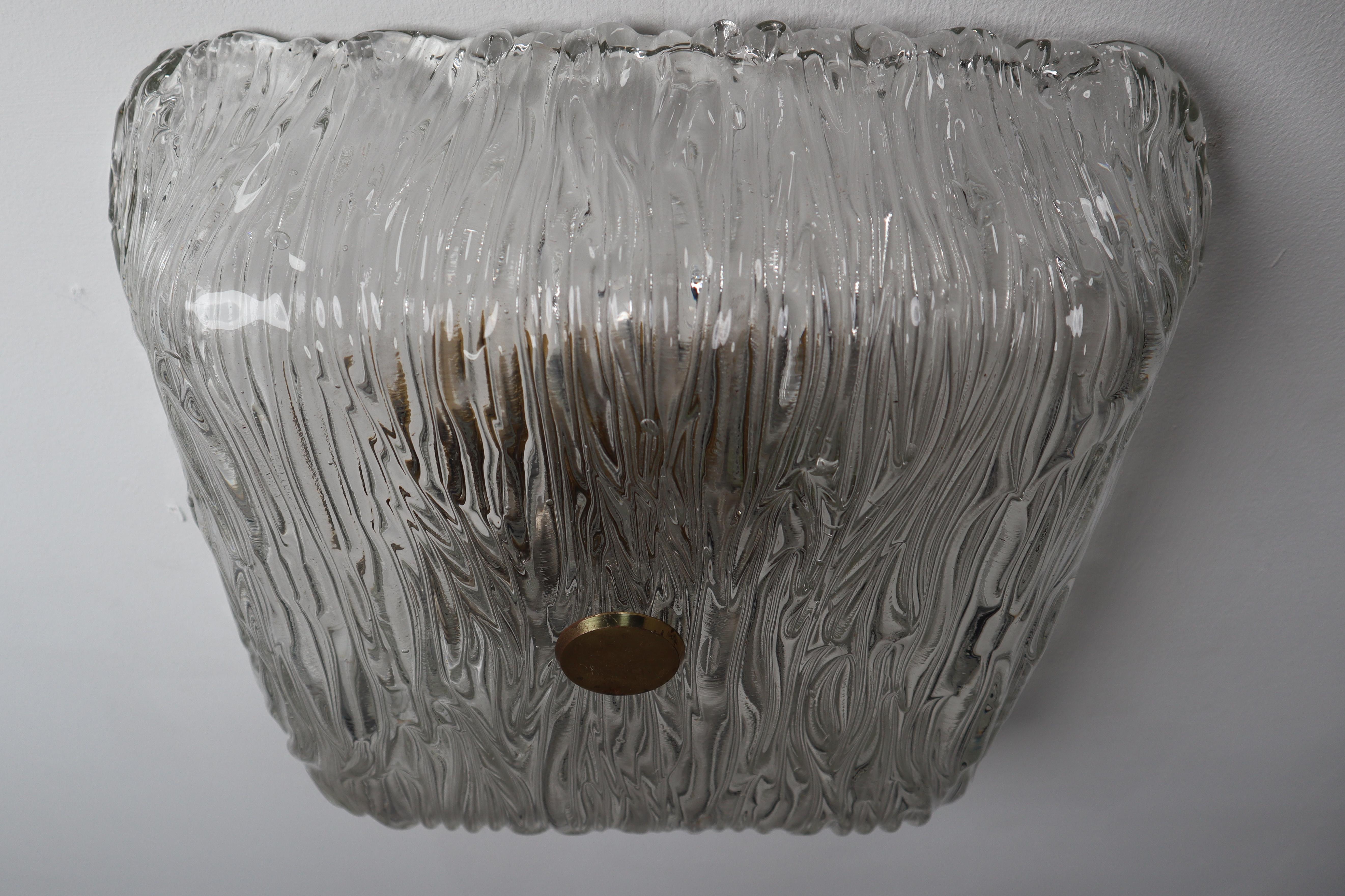18 Grands Moderne Textured Ice Glass Flush Mounts ou Wall Lights avec Brass en vente 1
