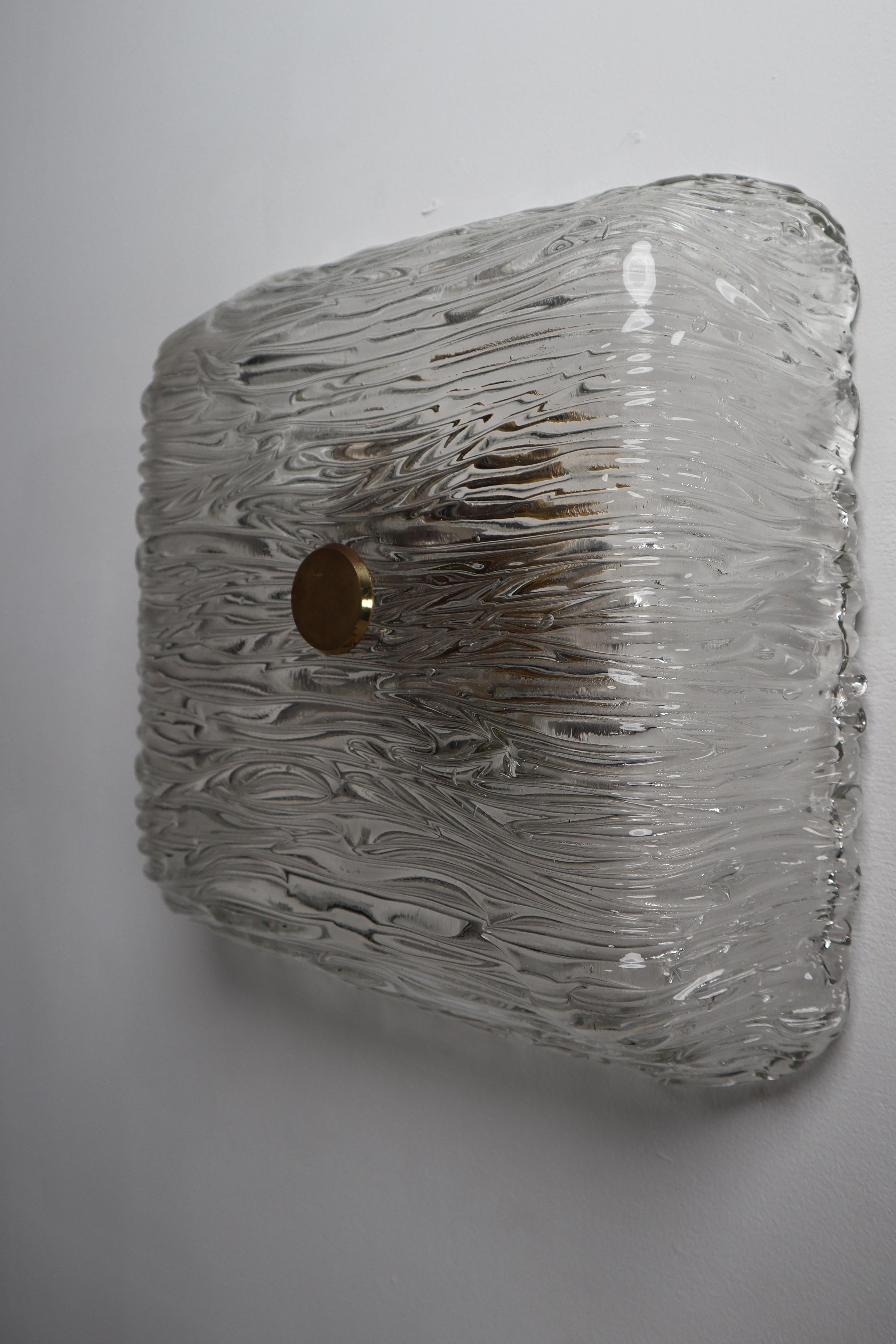 18 Grands Moderne Textured Ice Glass Flush Mounts ou Wall Lights avec Brass en vente 2