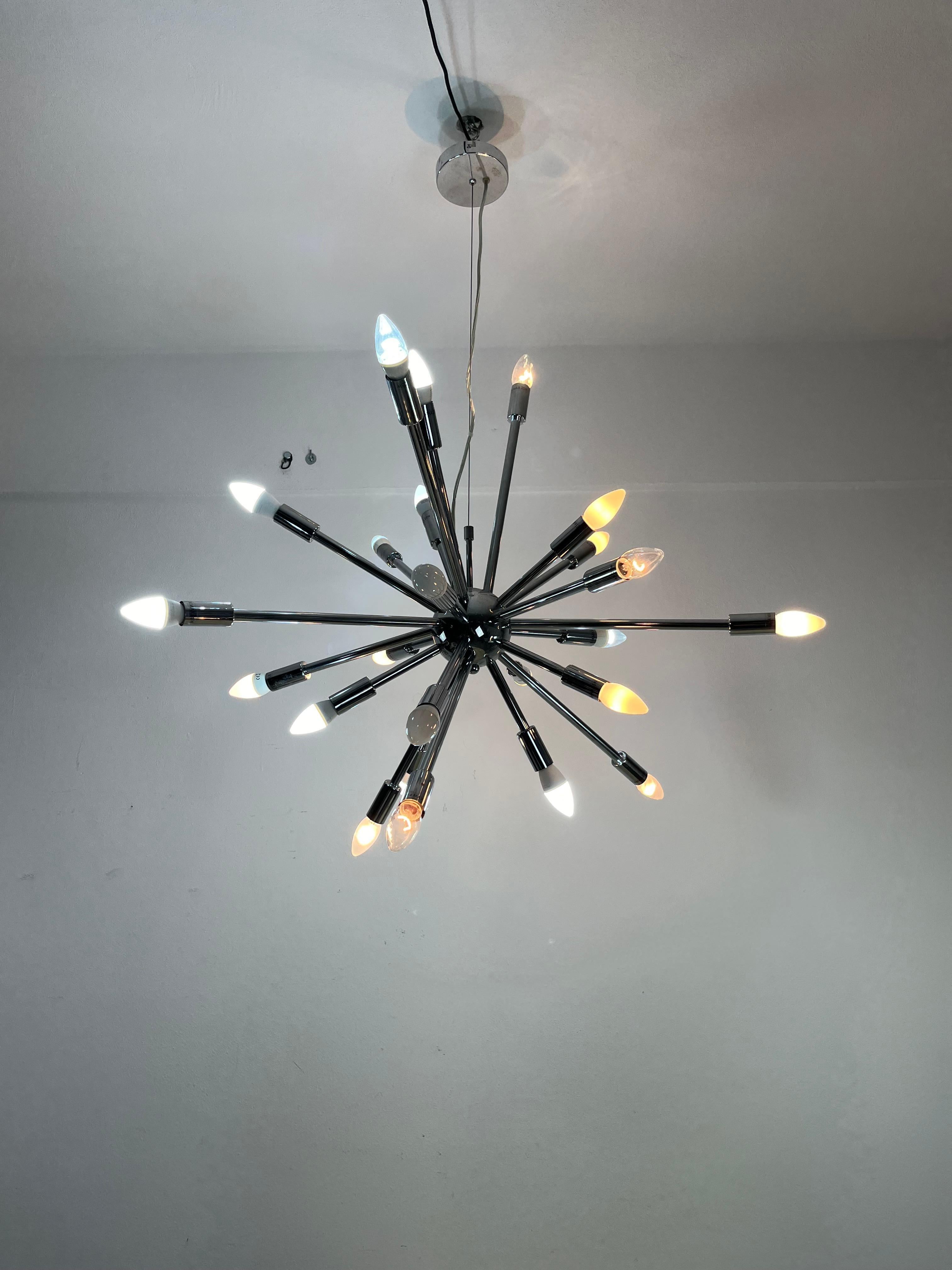 Lustre à 18 lumières, modèle Sputnik, dans le style d'Oscar Torlasco
Intact et fonctionnel, petits signes de vieillissement.
E 14 lampes.