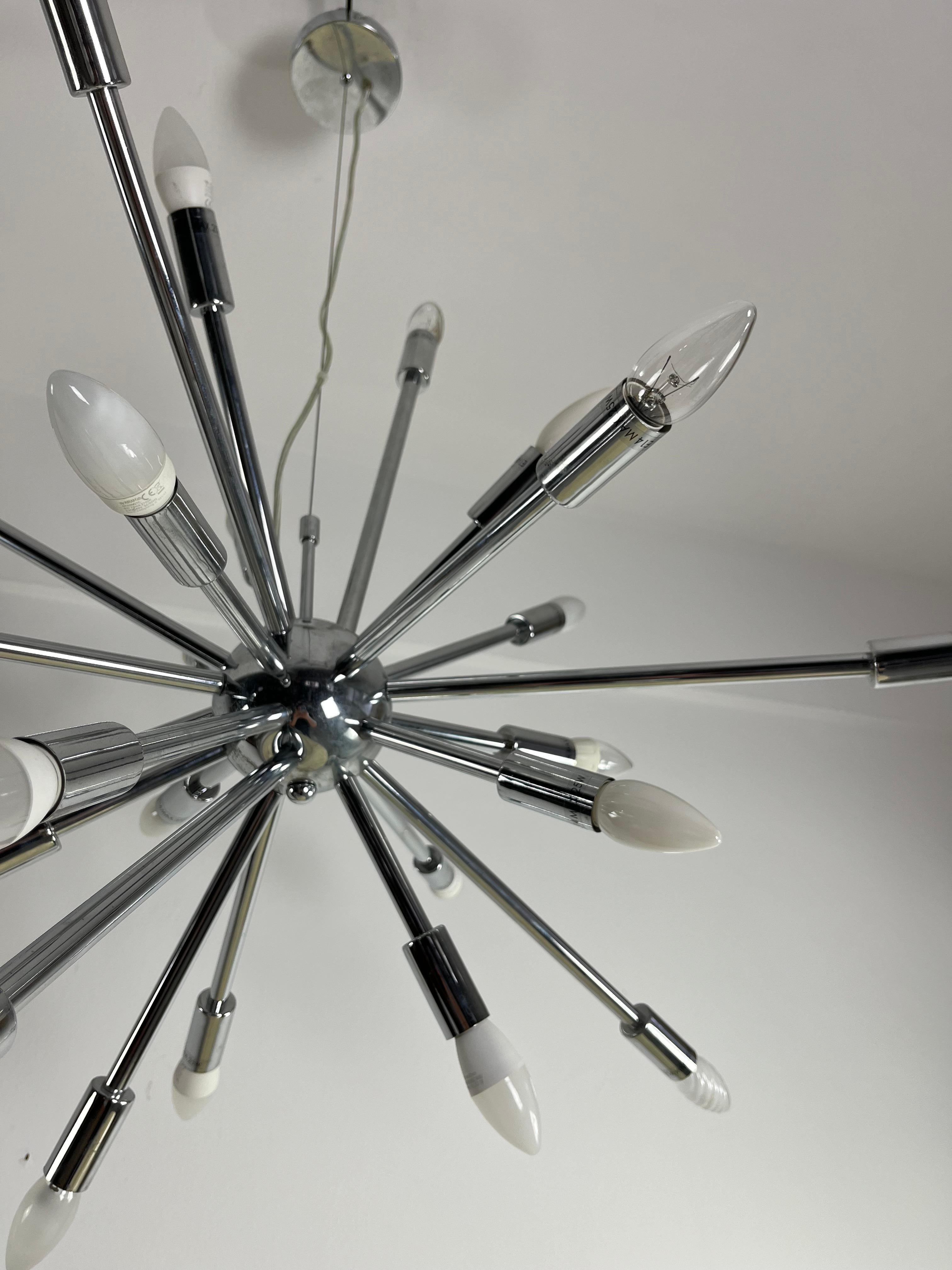 italien Lustre modèle Spoutnik à 18 lumières dans le style d'Oscar Torlasco en vente
