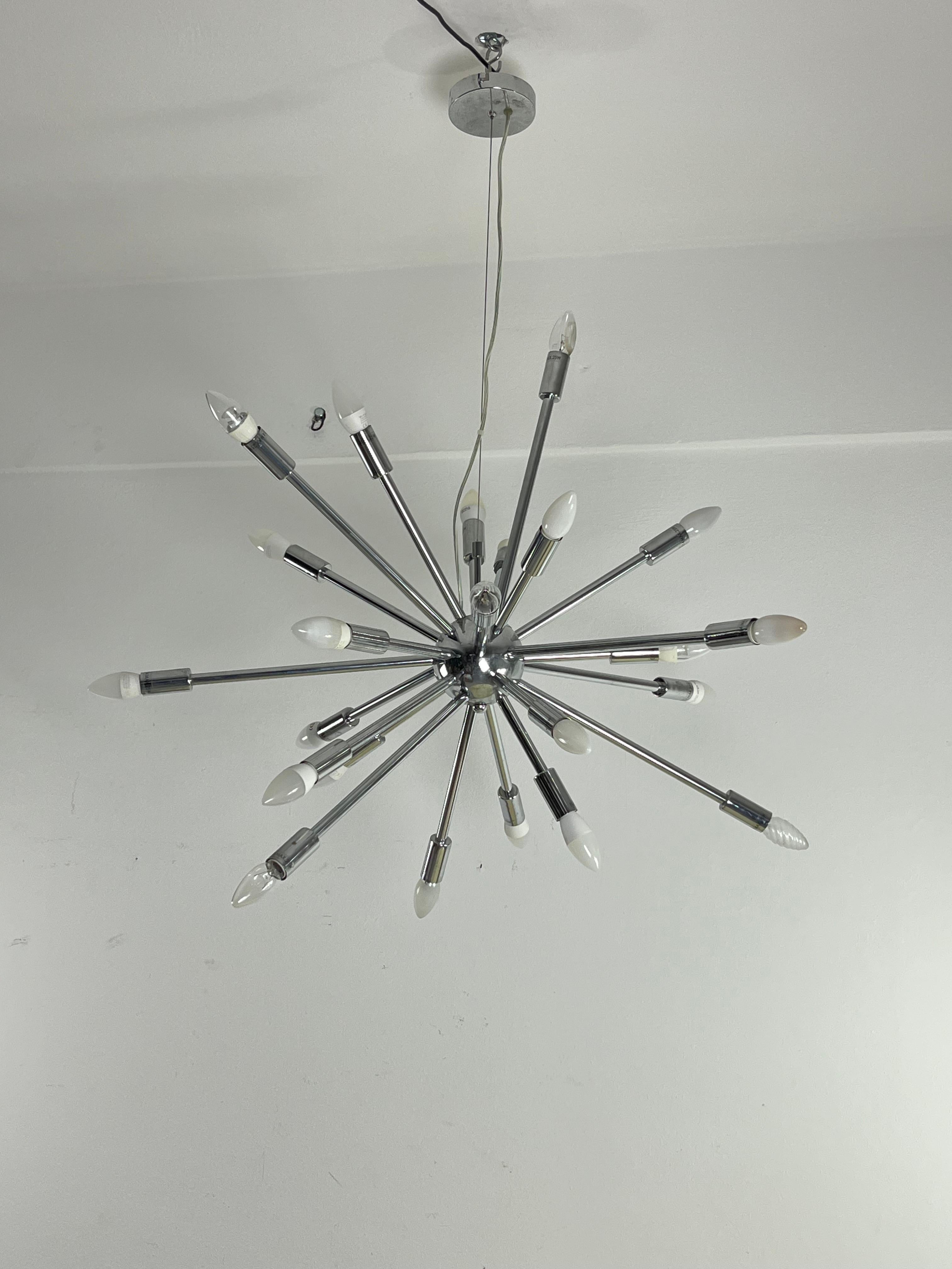 Lustre modèle Spoutnik à 18 lumières dans le style d'Oscar Torlasco Bon état - En vente à Palermo, IT