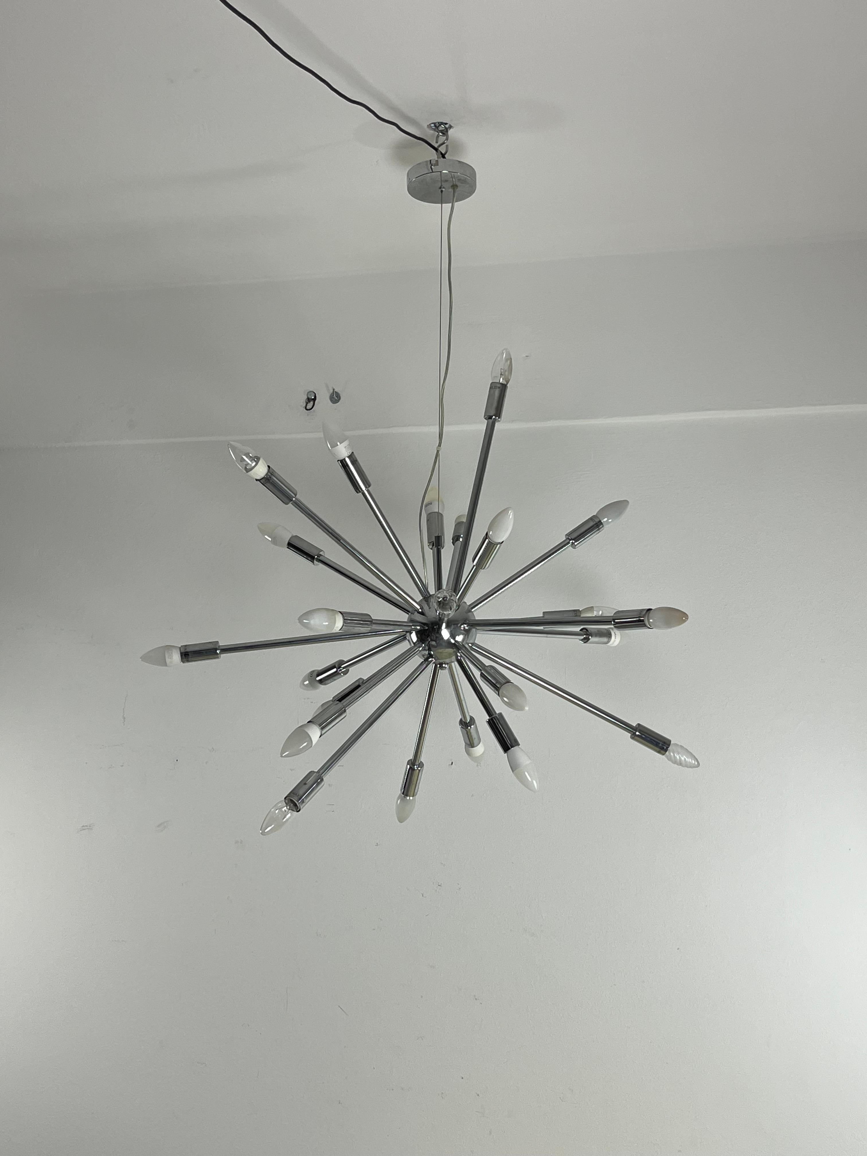 Fin du 20e siècle Lustre modèle Spoutnik à 18 lumières dans le style d'Oscar Torlasco en vente