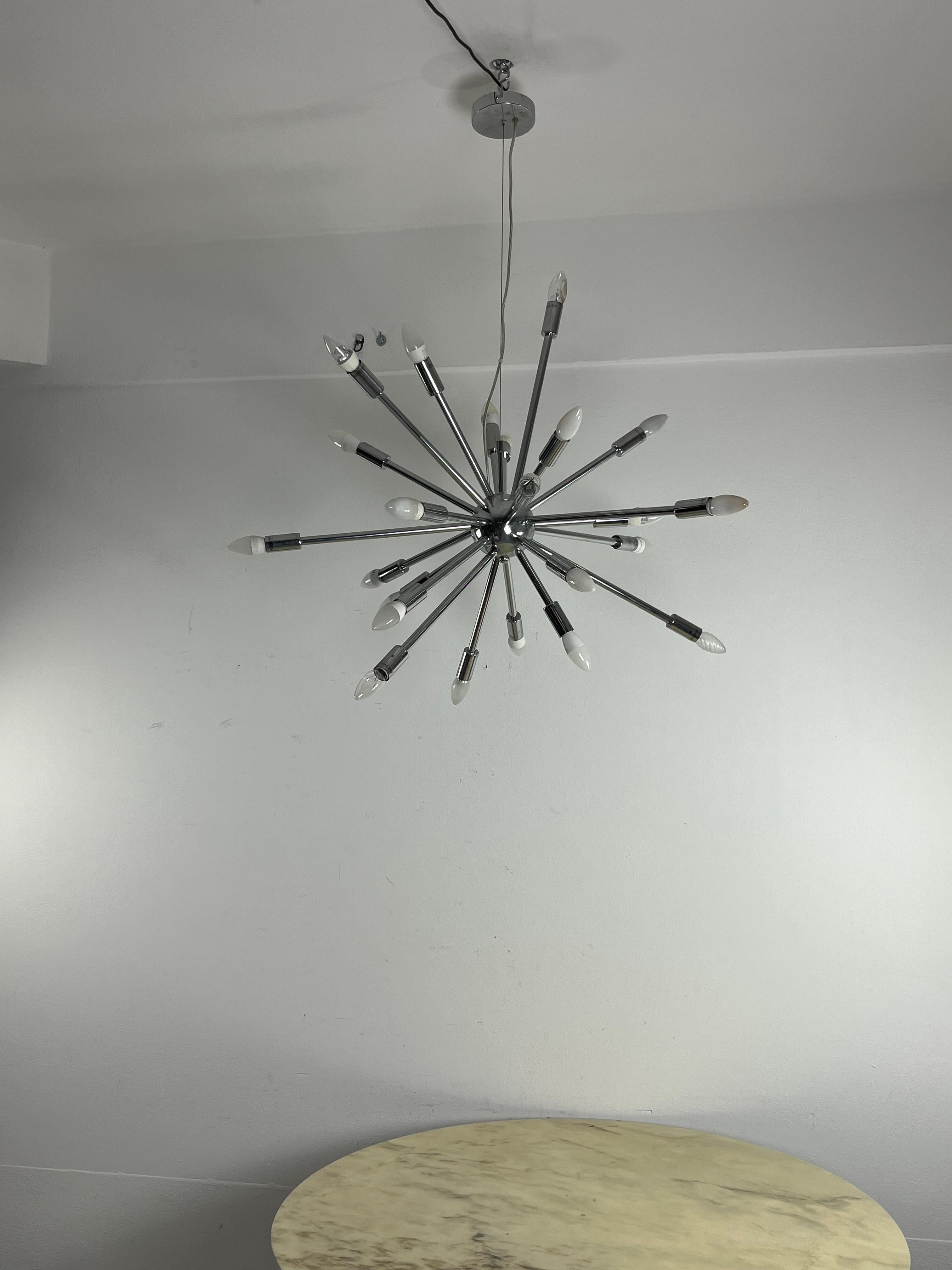 Métal Lustre modèle Spoutnik à 18 lumières dans le style d'Oscar Torlasco en vente