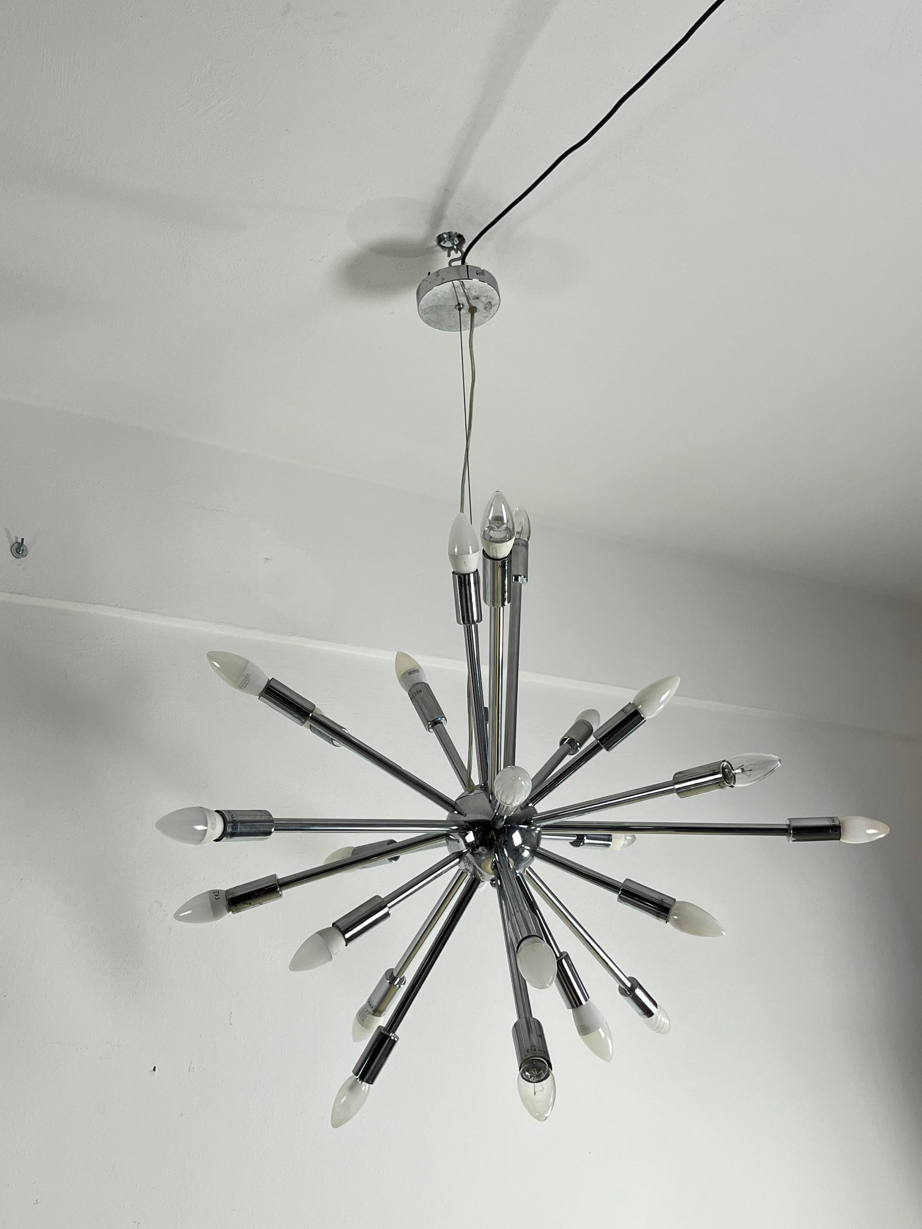 Lustre modèle Spoutnik à 18 lumières dans le style d'Oscar Torlasco en vente 1