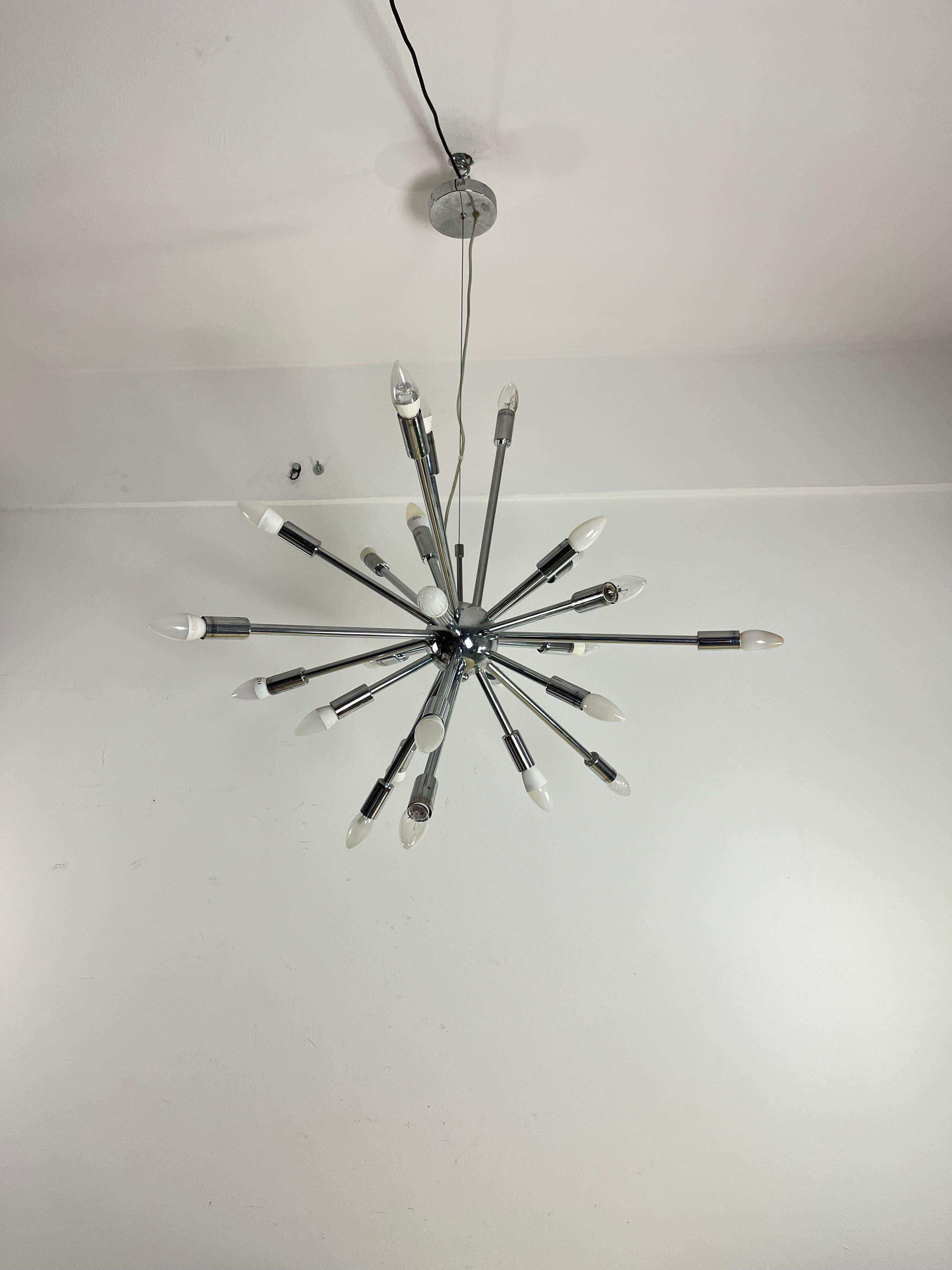Lustre modèle Spoutnik à 18 lumières dans le style d'Oscar Torlasco en vente 2