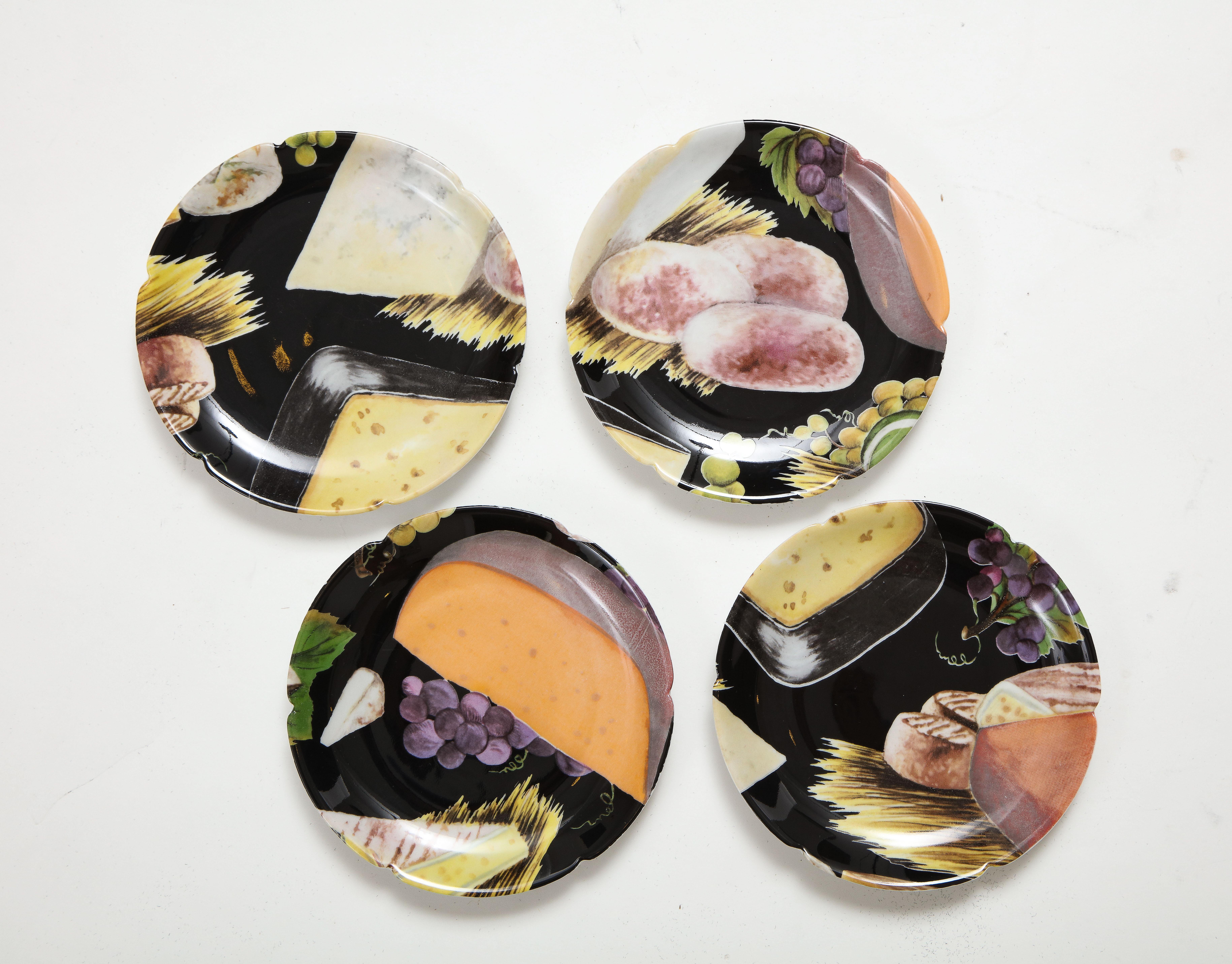 Juego de 18 platos auxiliares de porcelana con diversos motivos de vino y queso. Firmado al dorso.