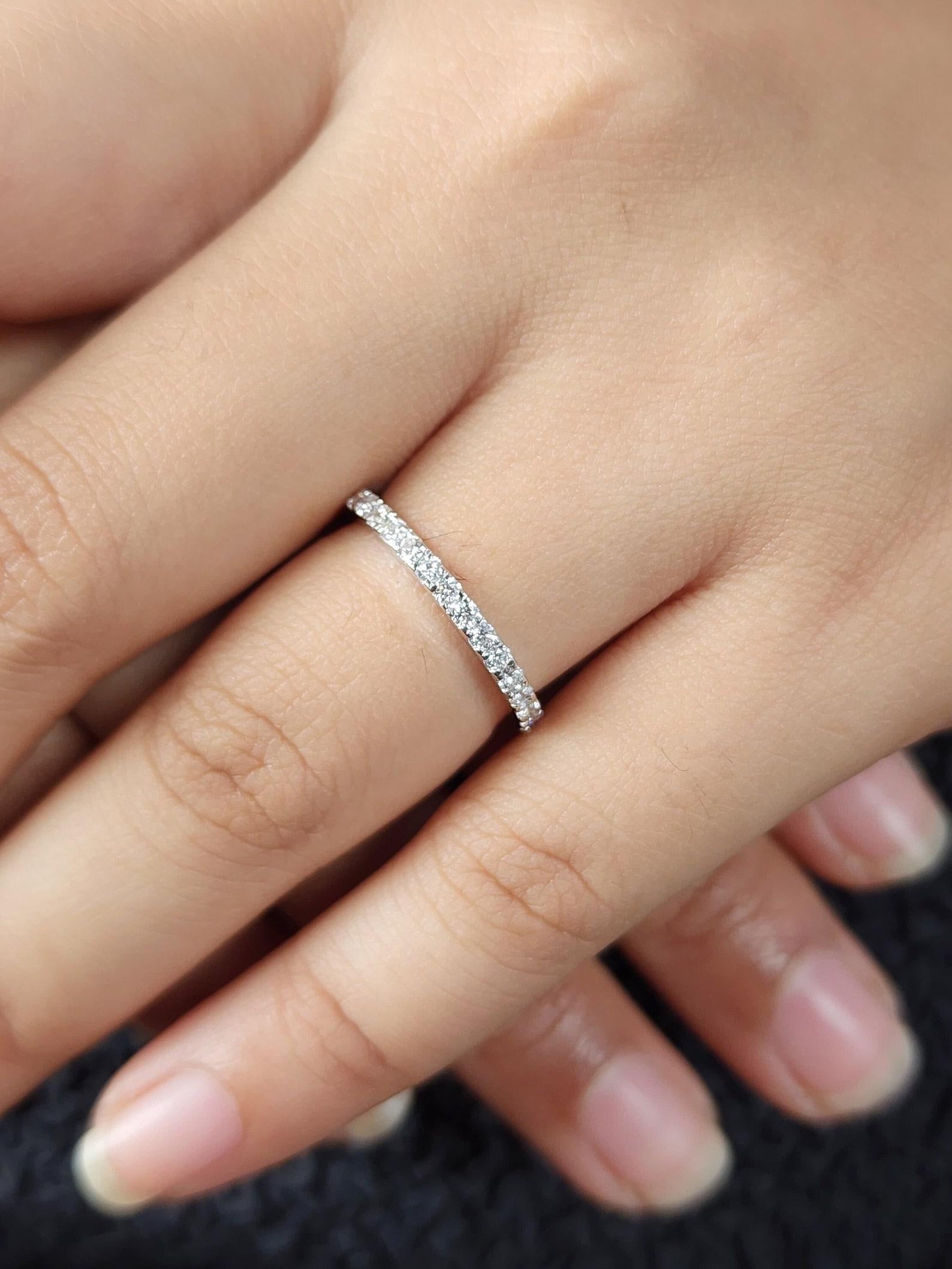 1.8 mm Moissanite Half Eternity Pave Wedding Band For Women 925 Sterling Silver. en vente 7