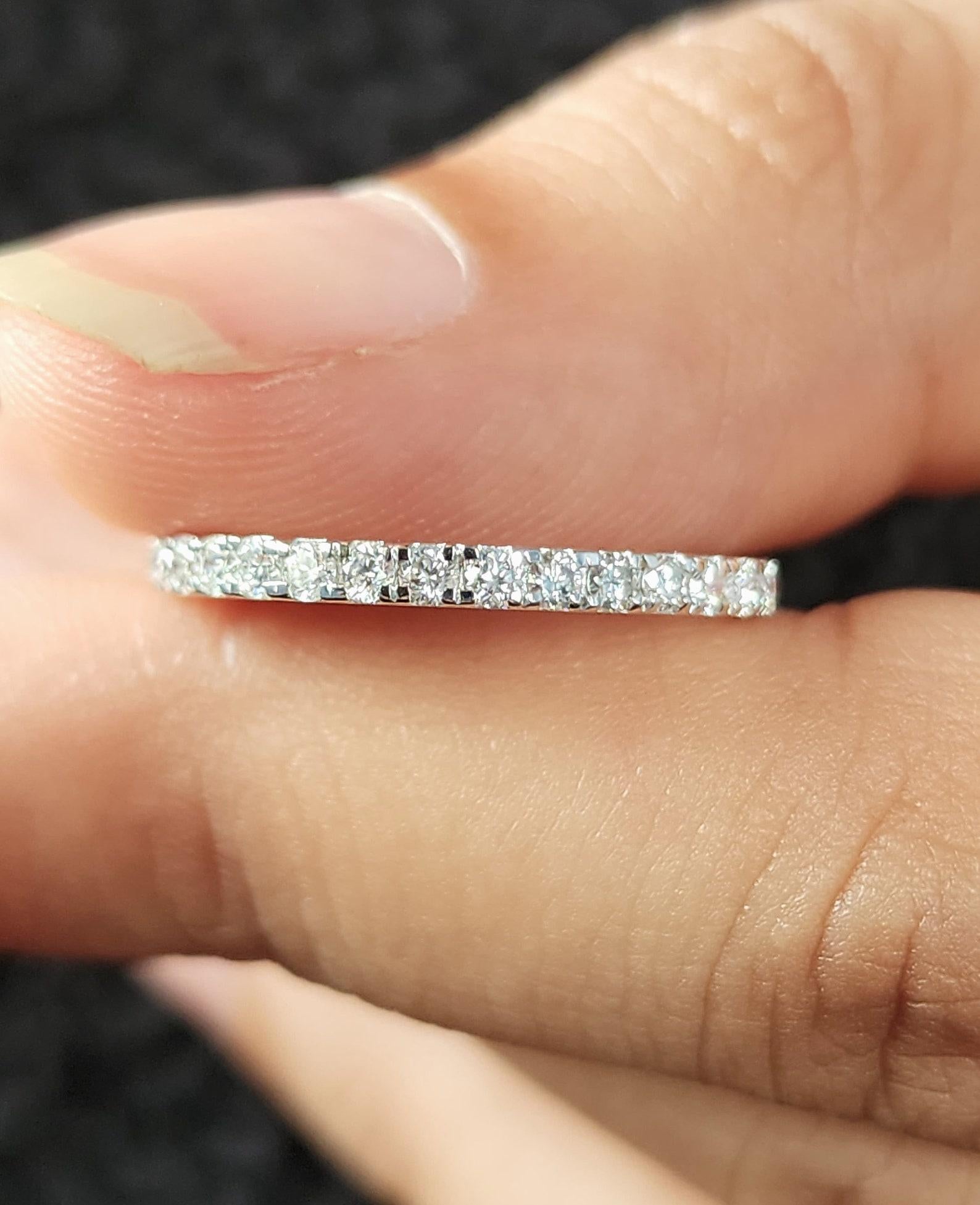 1.8 mm Moissanite Half Eternity Pave Wedding Band For Women 925 Sterling Silver. en vente 3