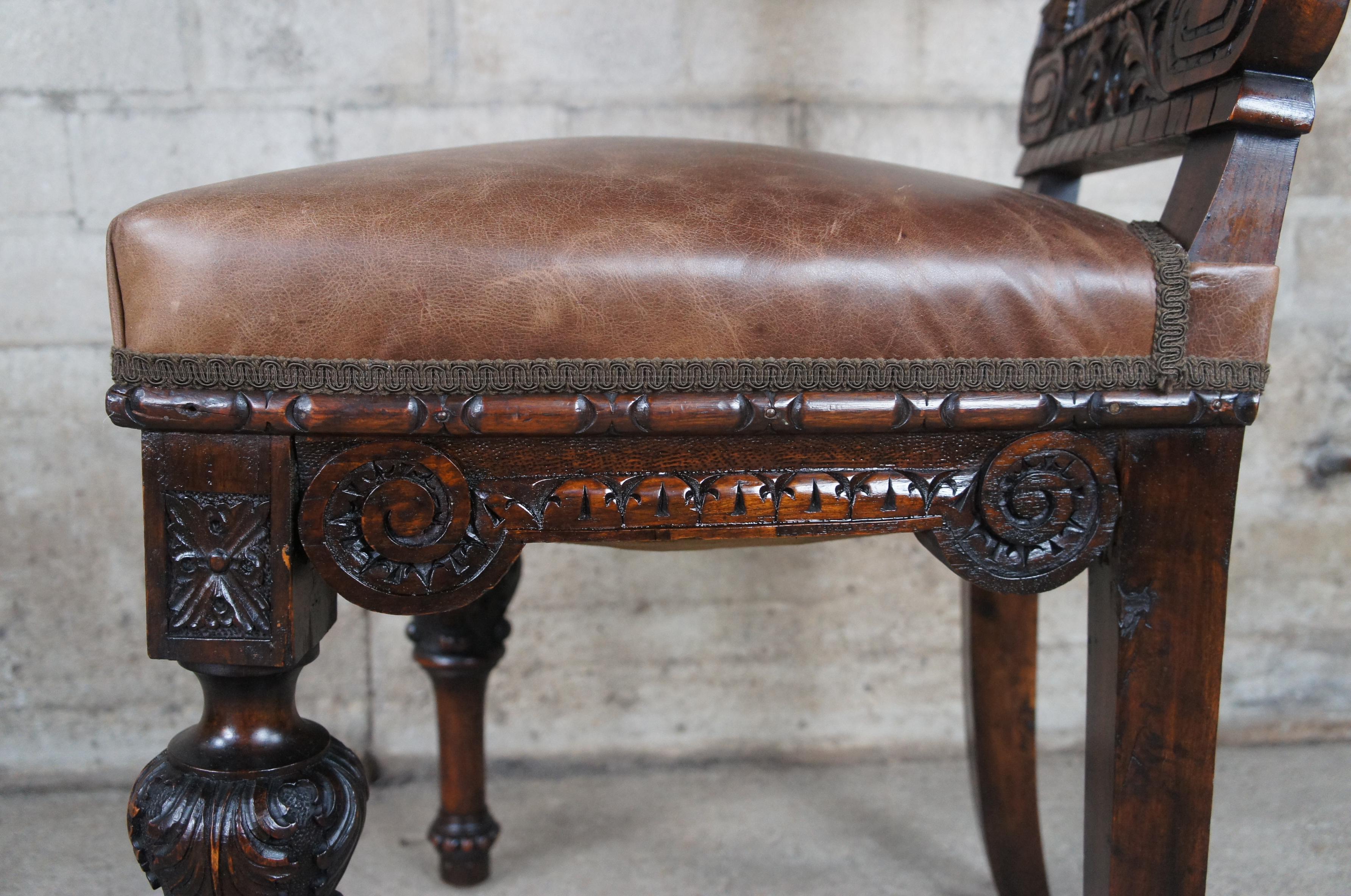 18 monumentales chaises de salle à manger italiennes anciennes de la Renaissance figurative en acajou et cuir en vente 9