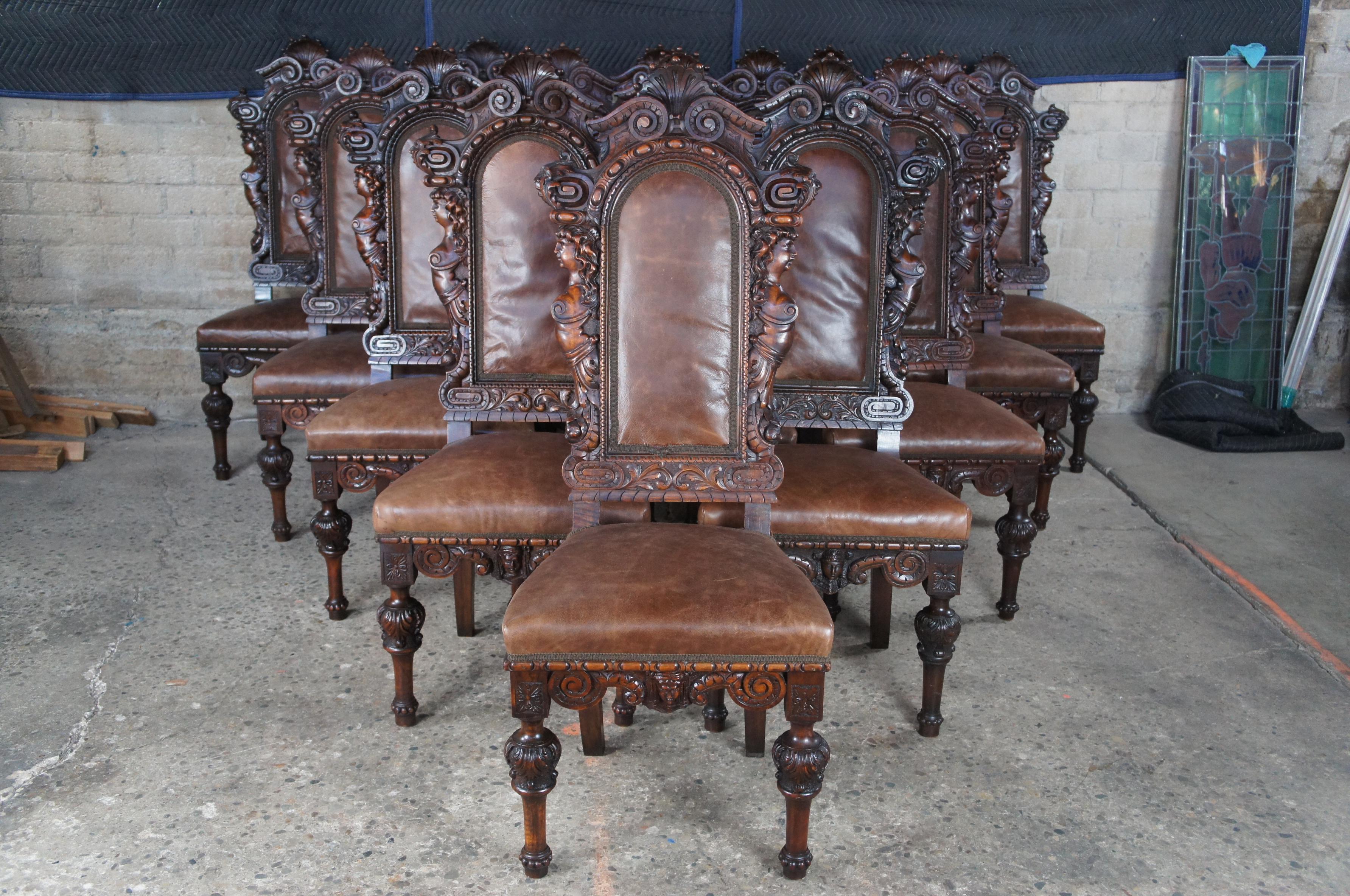 Sculpté à la main 18 monumentales chaises de salle à manger italiennes anciennes de la Renaissance figurative en acajou et cuir en vente
