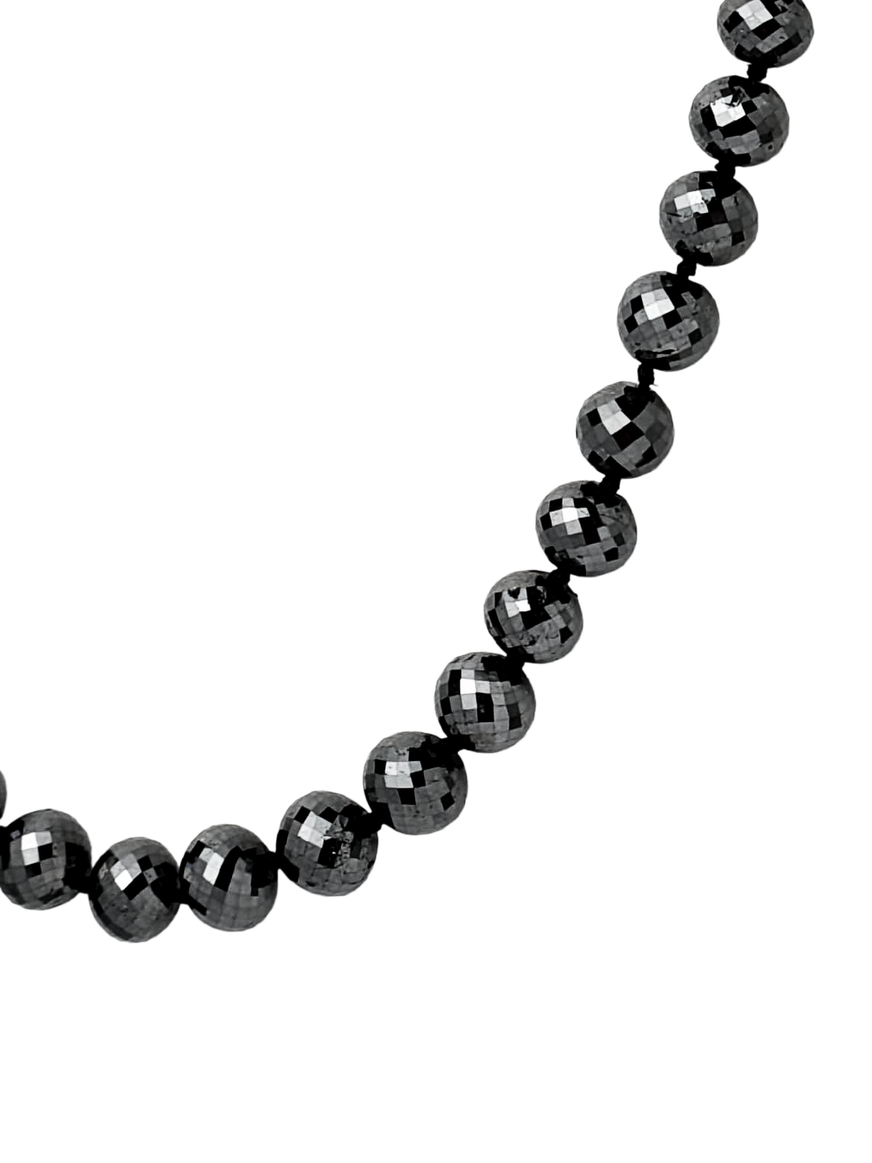 Élégant, audacieux et polyvalent à l'infini, ce collier de 18 pouces présente des perles de diamant noir à facettes de 7 à 8,5 mm, chacune méticuleusement taillée pour capturer et refléter la lumière avec une brillance saisissante. L'éclat naturel