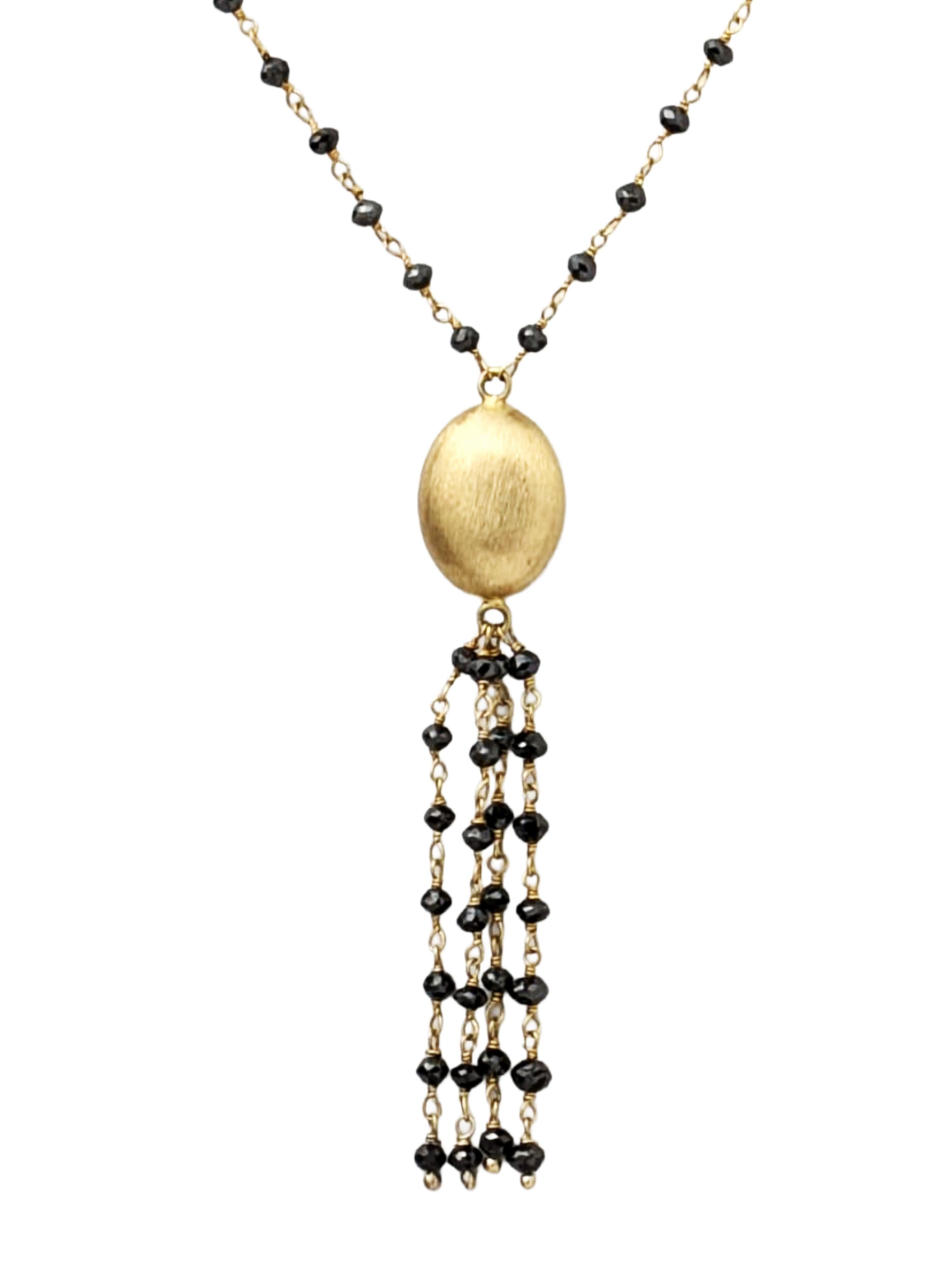 Audacieux, moderne et facile à porter. Ce collier de style rosaire de 18 pouces est composé de perles en diamant noir facetté de 2 mm, accentuées par des perles en or jaune 14K poli. En son centre, une élégante pampille en or jaune 14K et diamants