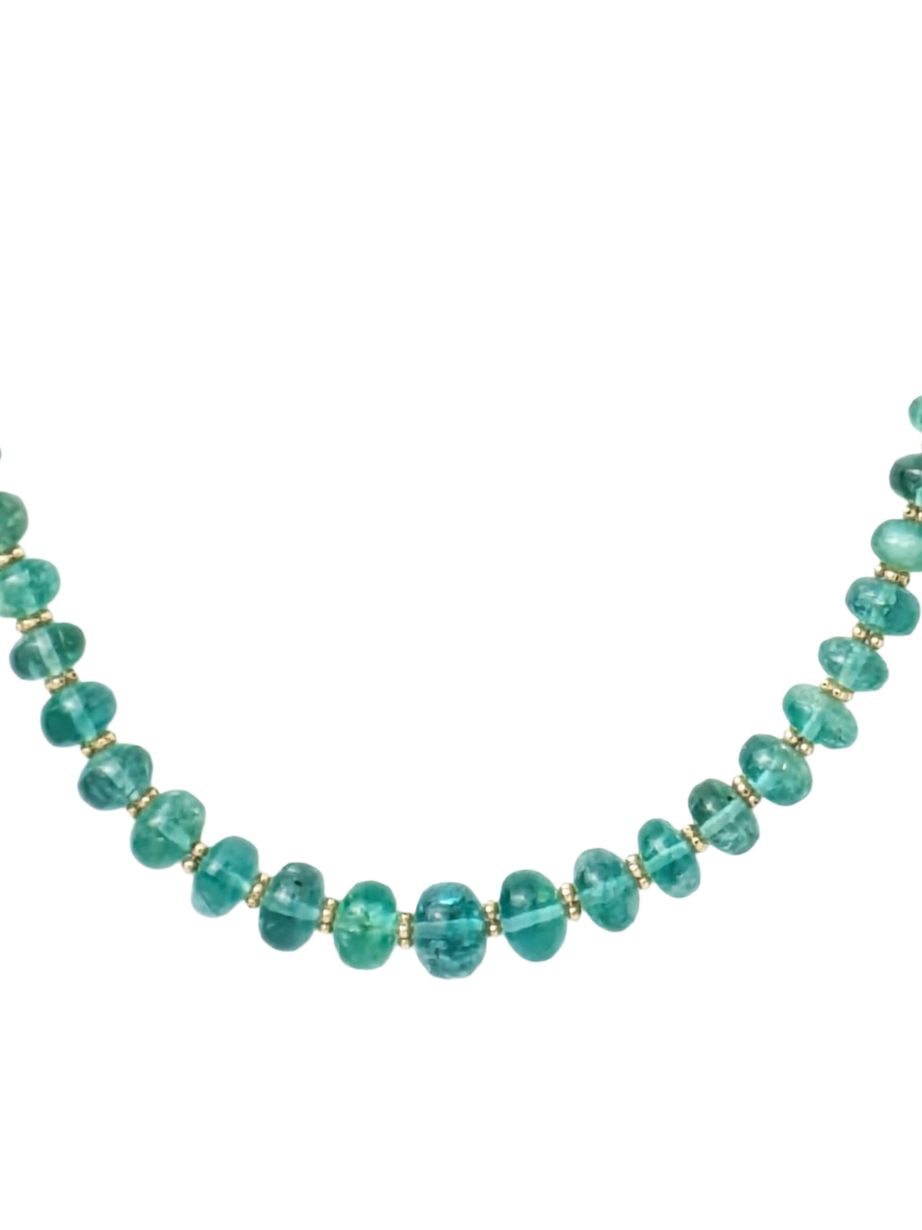 Ricco di colori e dallo stile intramontabile. Questa collana presenta un filo di perline lisce color smeraldo, ciascuna scelta per la sua tonalità verde intenso e la sua naturale traslucenza. I distanziatori in oro giallo 14K lucido aggiungono un